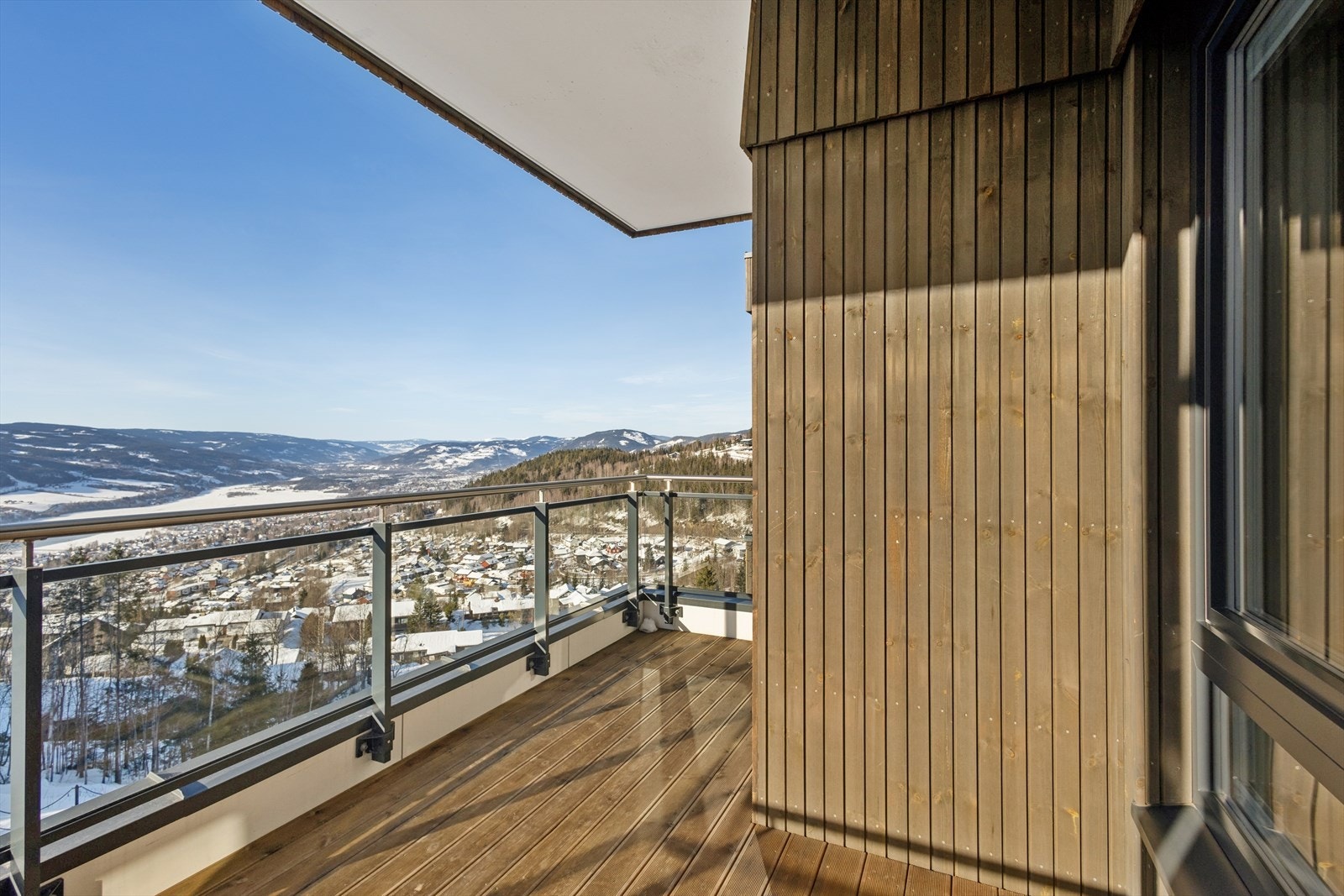 Fra stuen er det utgang til en solrik og flott vestvendt balkong med fantastisk utsikt. Galleribilde