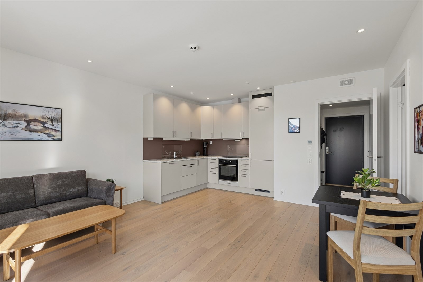 Spotter i himlingen i stue kjøkken. Galleribilde