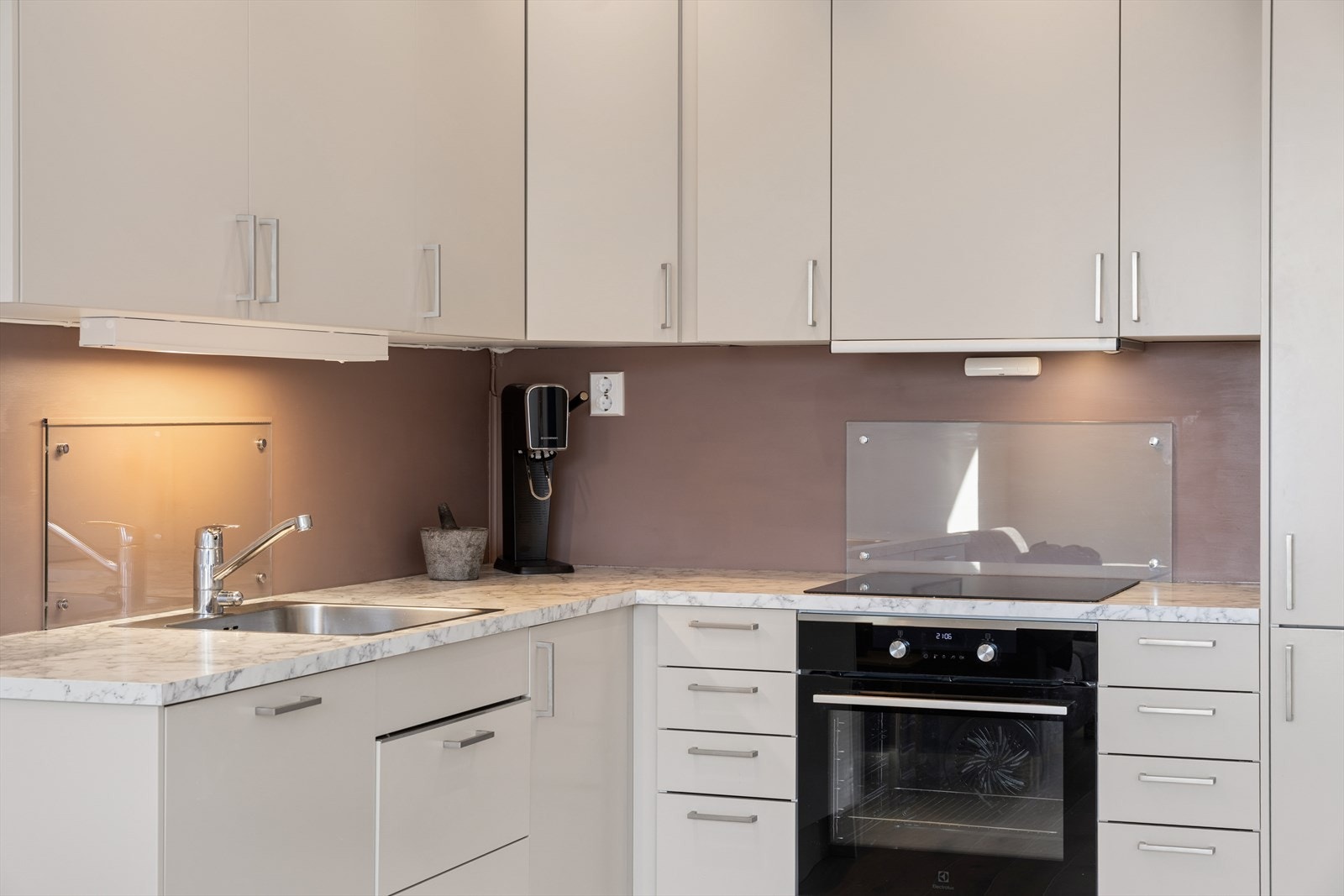 Tidløs innredning med glatte fronter og laminat benkeplate med nedfelt kum. Galleribilde