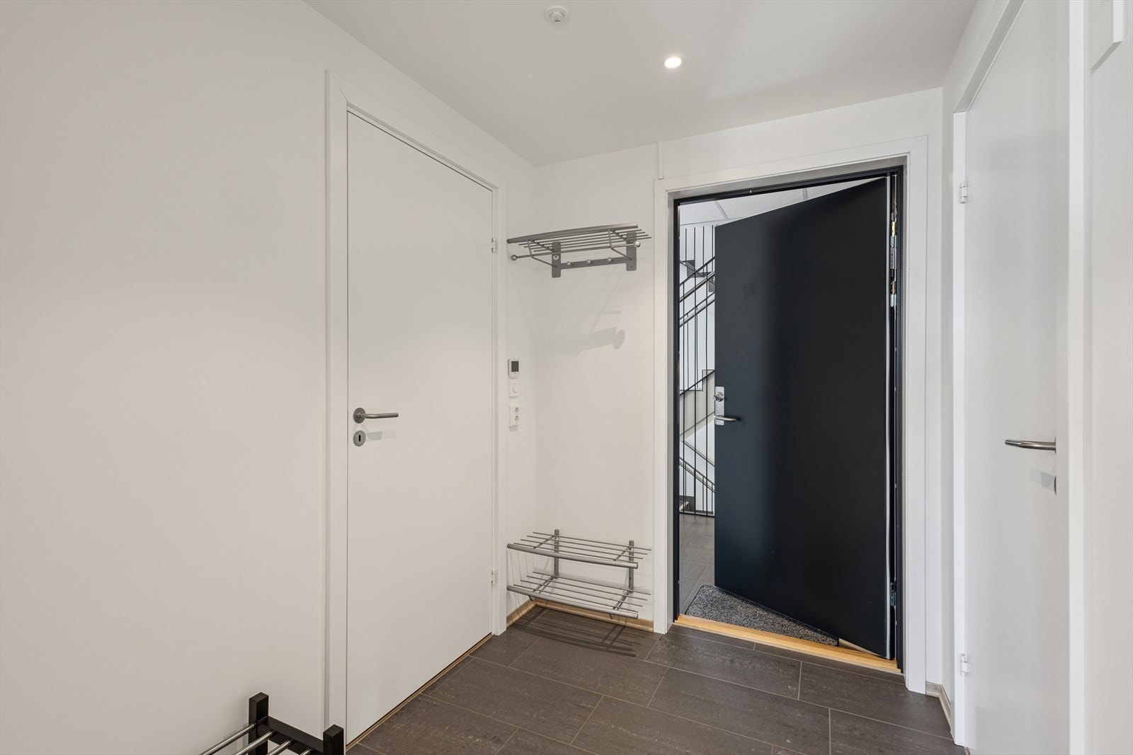 Du ønskes velkommen inn i en lys og romslig entré med fliser på gulvet som gir et stilrent førsteinntrykk. Galleribilde