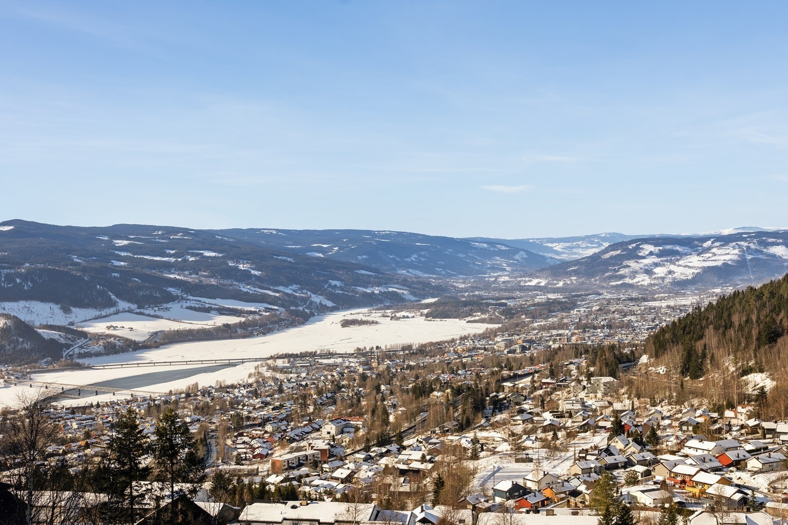 Nydelig utsikt over Lillehammer by. Området byr på mange fine turmuligheter sommer som vinter. Galleribilde