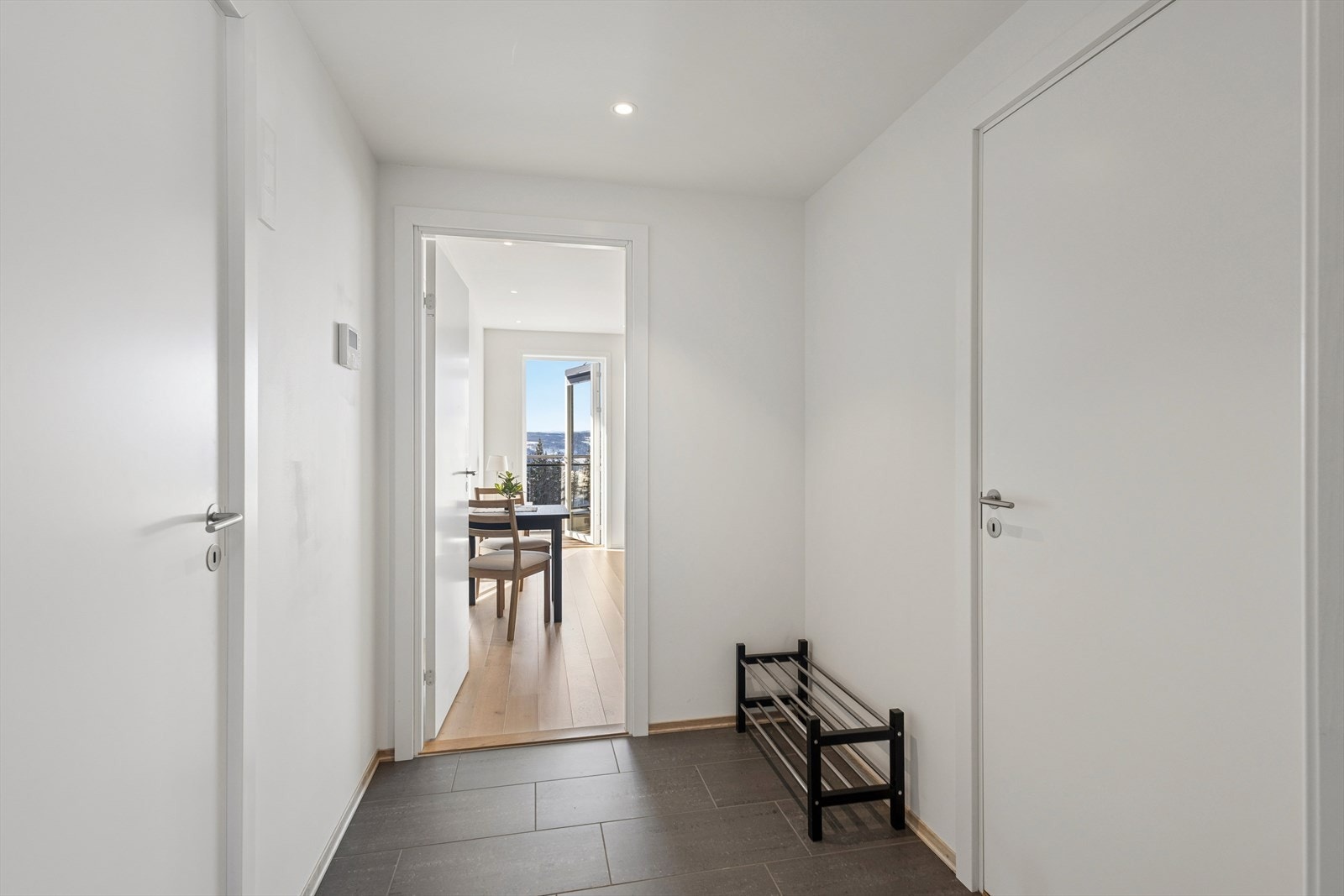 Entréen har plass til garderobeløsning og oppbevaring, og oppleves som både praktisk og innbydende. Galleribilde