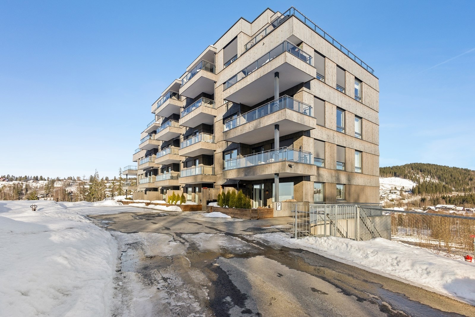 Solhøgdavegen 41 er en moderne selveierleilighet, beliggende i et attraktivt og etablert boligområde . Galleribilde