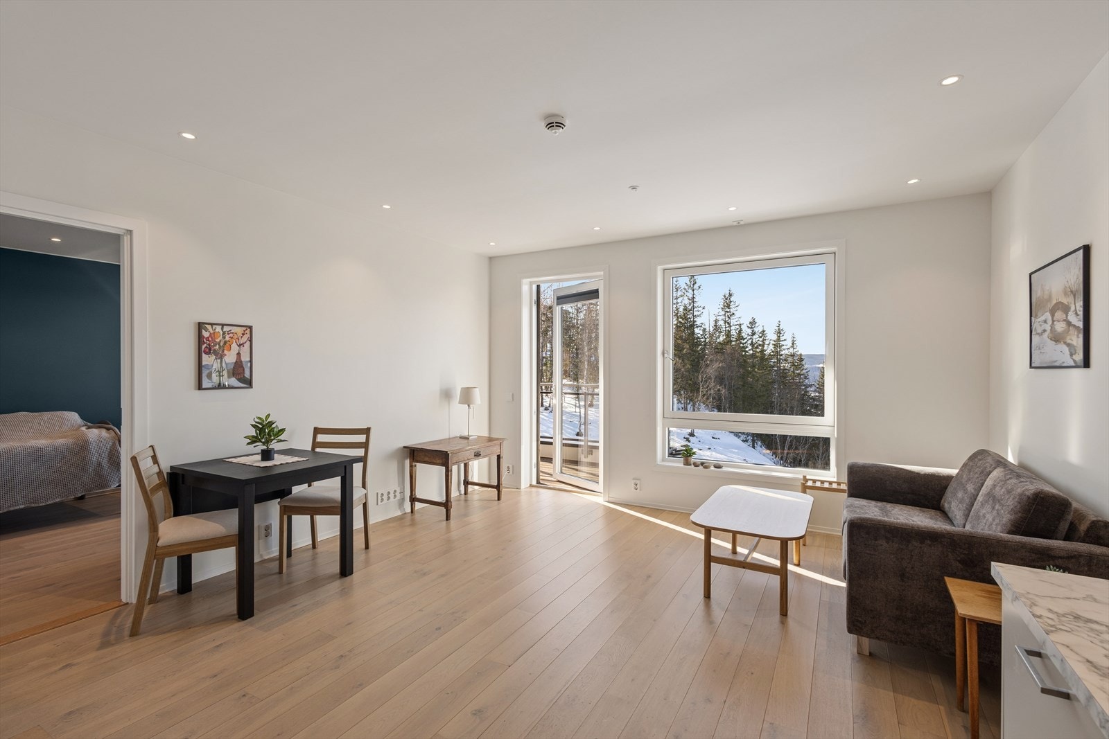 Store vindusflater gir rikelig med naturlig lys og gir en behagelig og luftig atmosfære. Galleribilde