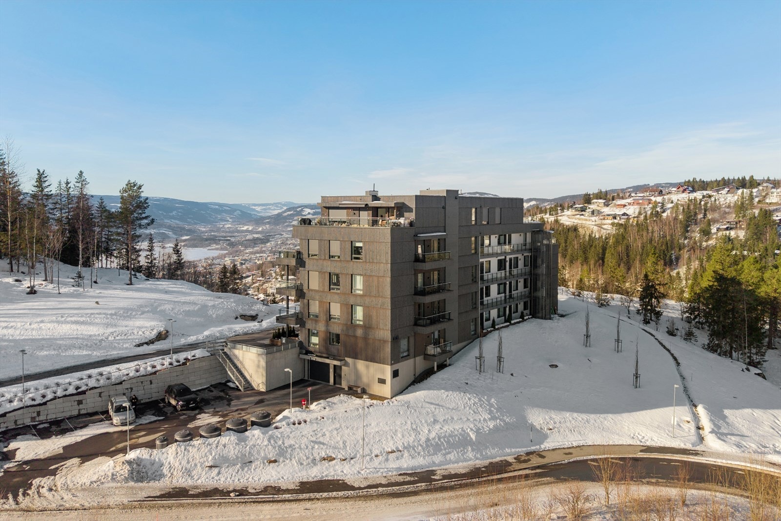 Pen og moderne fasade med enkel adkomst til leiligheten via heis fra garasjekjeller. Galleribilde