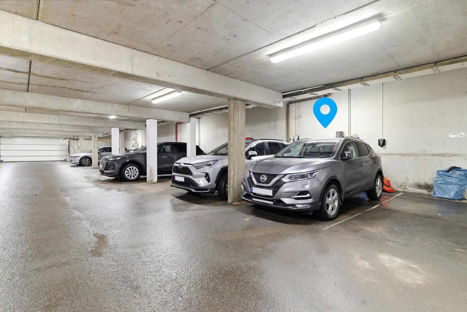 Fast parkeringsplass i garasjeanlegg med el-billader som medfølger. Galleribilde