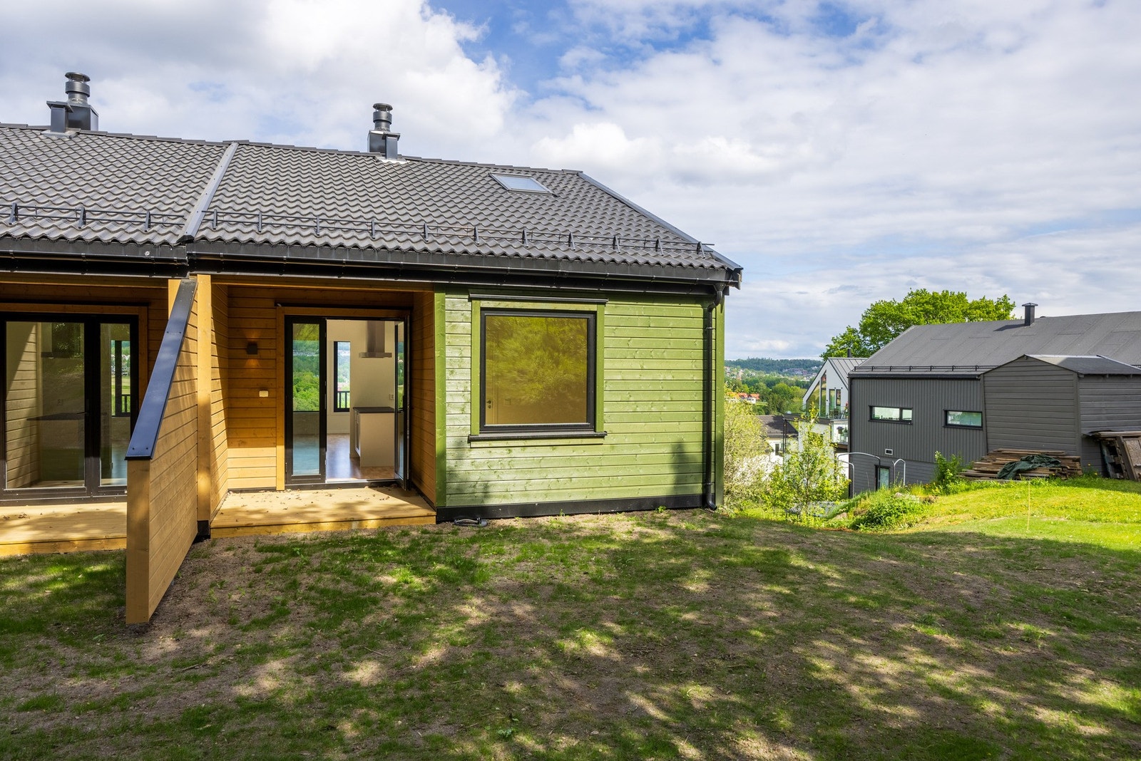 Utgang til terrasse og en hageflekk mot vest Galleribilde