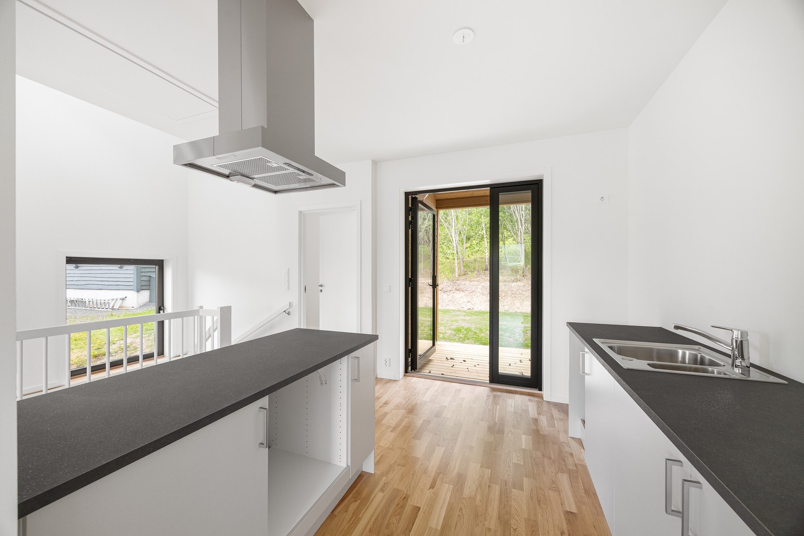 Kjøkken med utgang til terrasse og hage mot vest Galleribilde