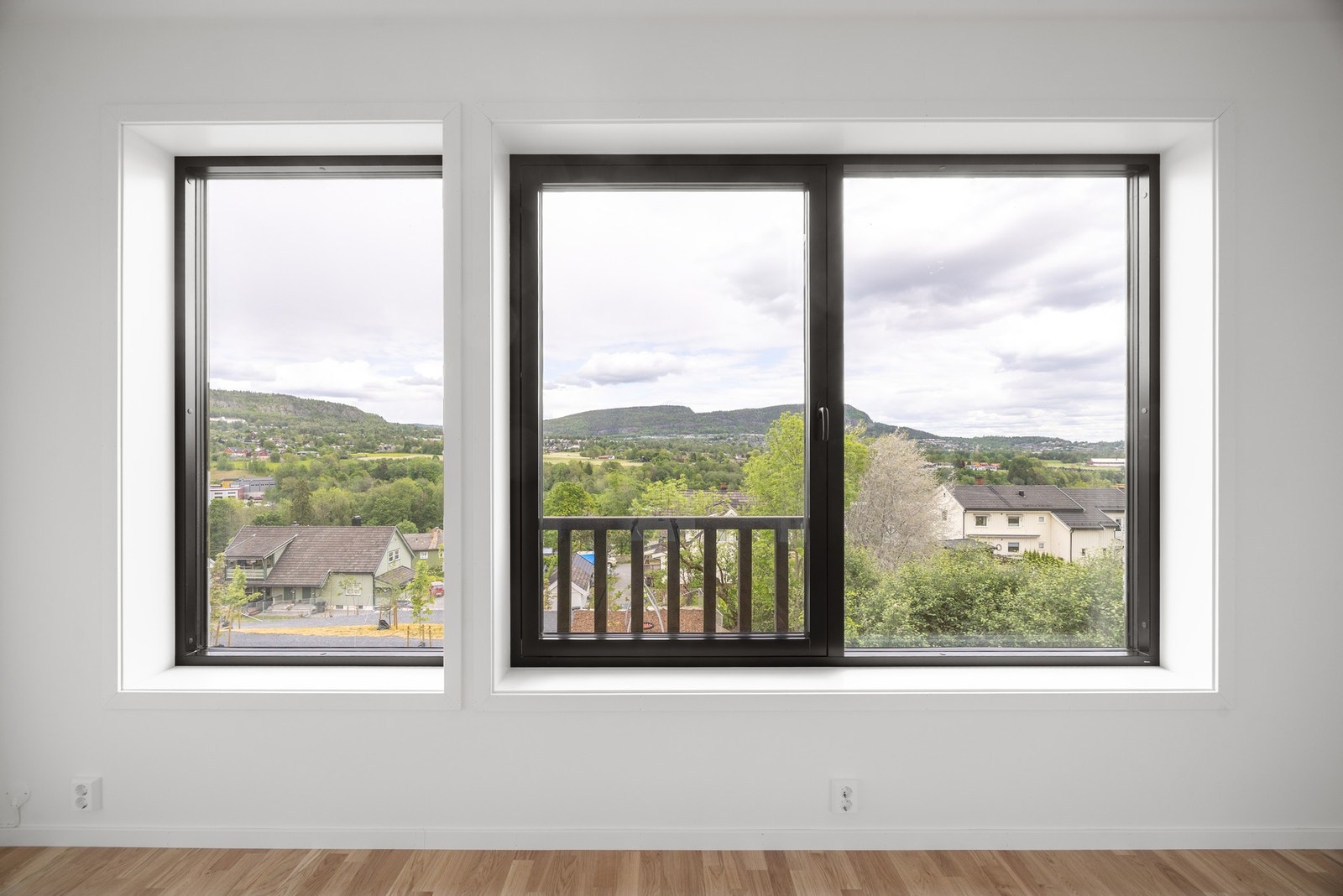 Utsikt mot Kolsåstoppen fra stuen Galleribilde