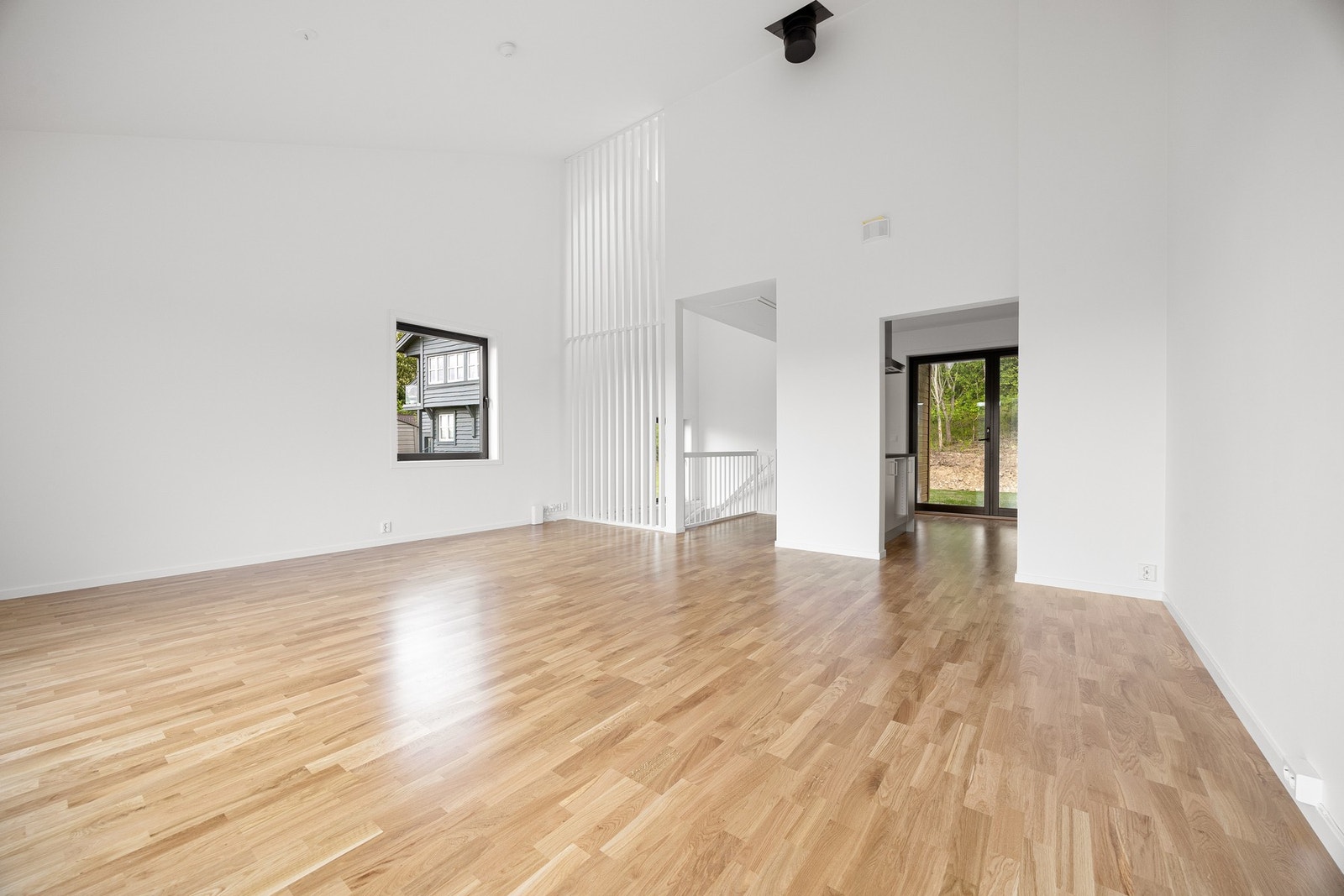 Stuen har ekstra høy takhøyde på opp mot 5 meter Galleribilde