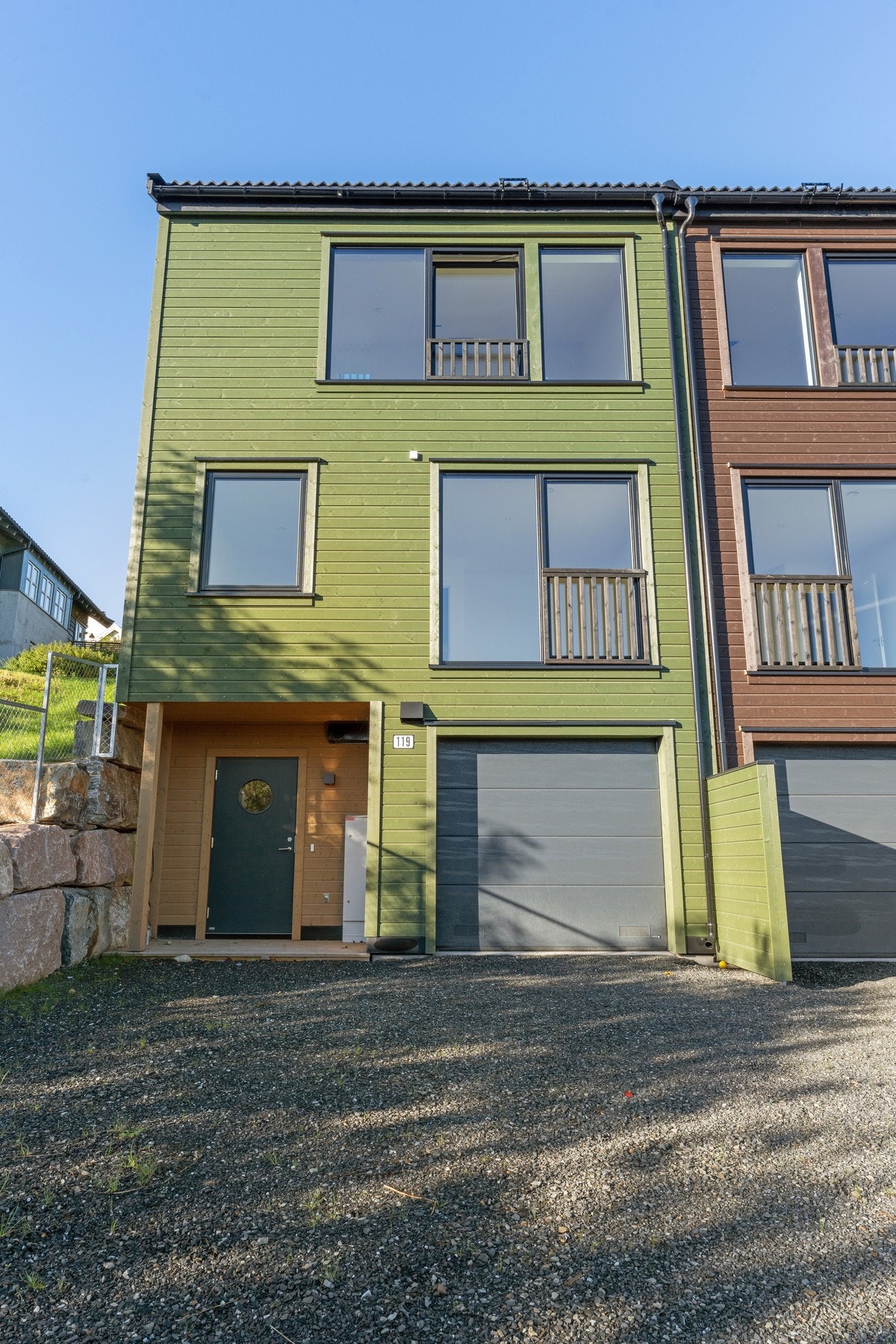 Inngang og integrert garasje med adkomst til boligen Galleribilde