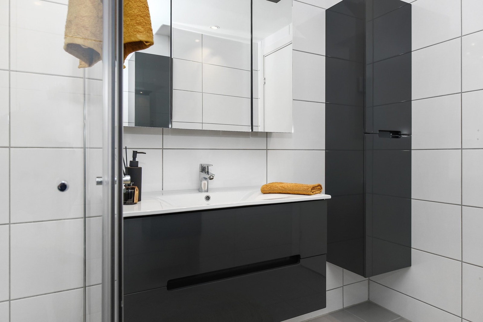 Det er opplegg for vaskemaskin til boden, hvilket har frigitt plass på badet til et ekstra høyskap. Galleribilde