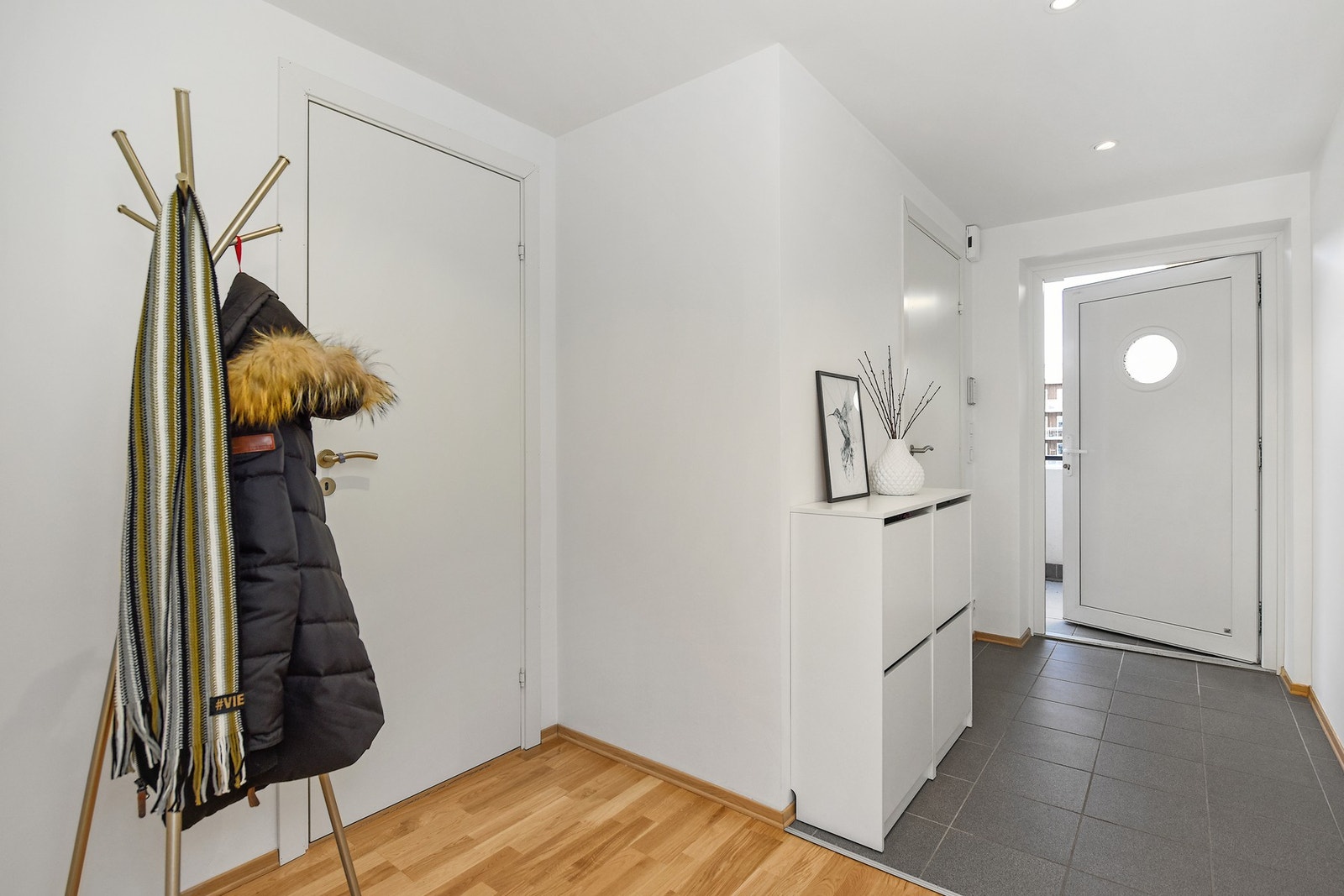 Det flislagte gulvet i entreen er alltid godt og varmt, takket være varmekablene. Galleribilde