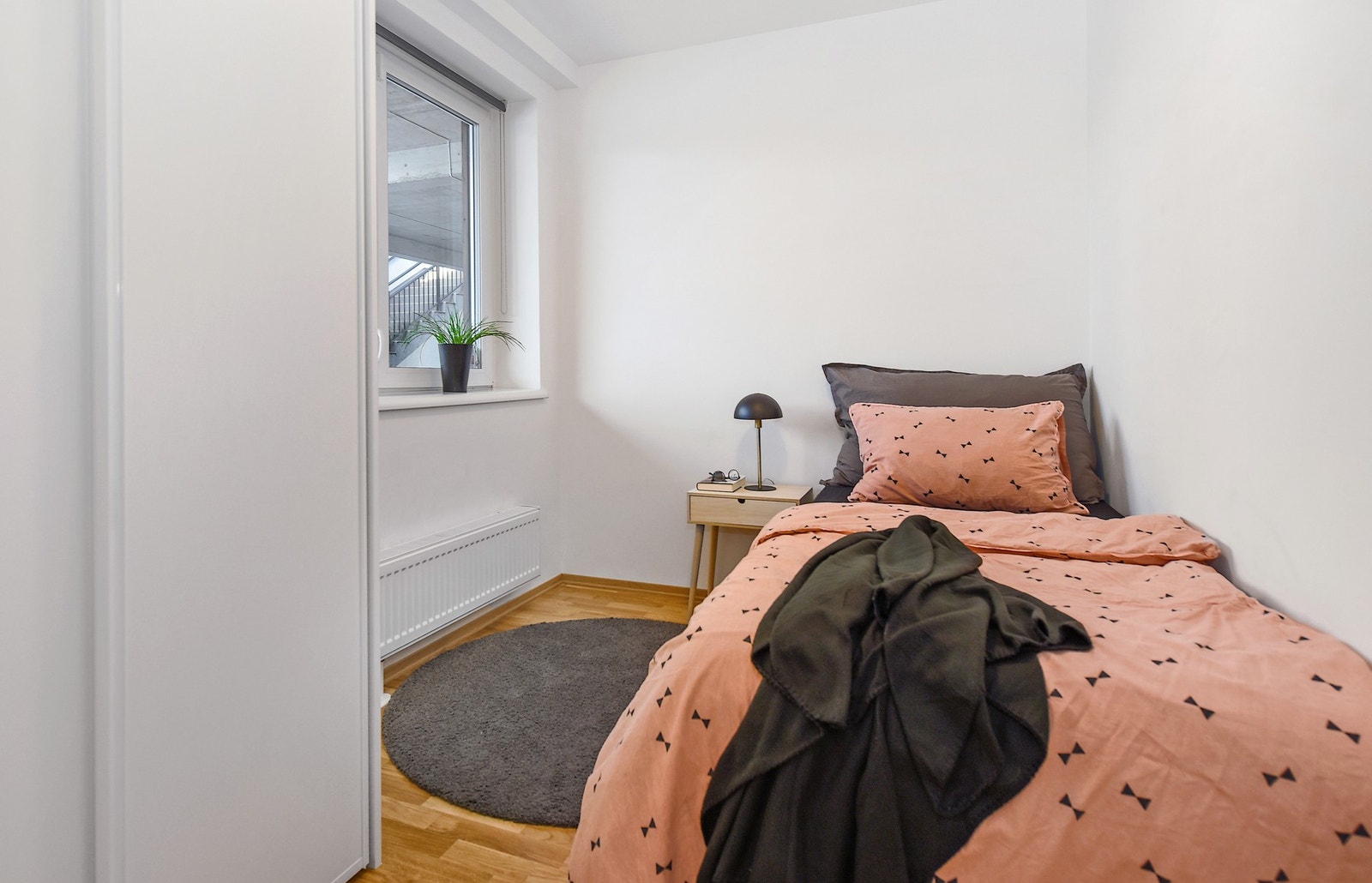 To av rommene har tilnærmet likt areal og fungerer utmerket som barnerom eller evnt. gjesterom. Galleribilde