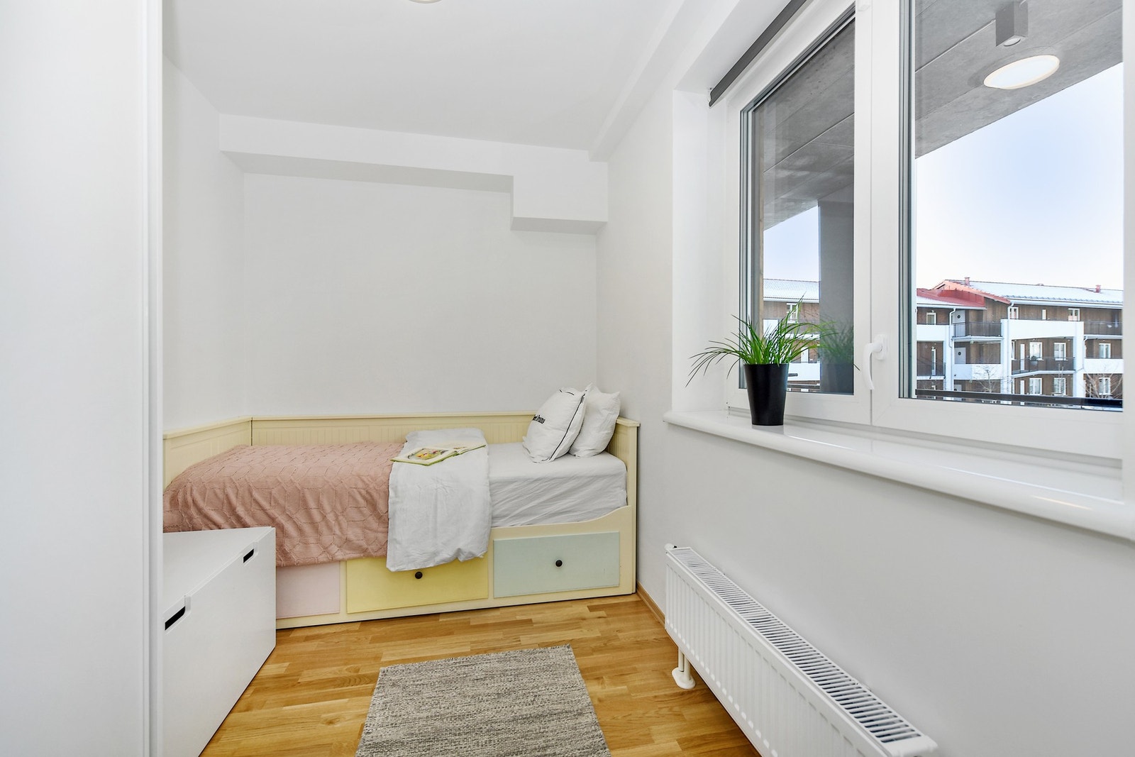Det er gode vindusflater som slipper inn mye naturlig dagslys og begge rommene har plassbygde skyvedørsgarderober. Galleribilde