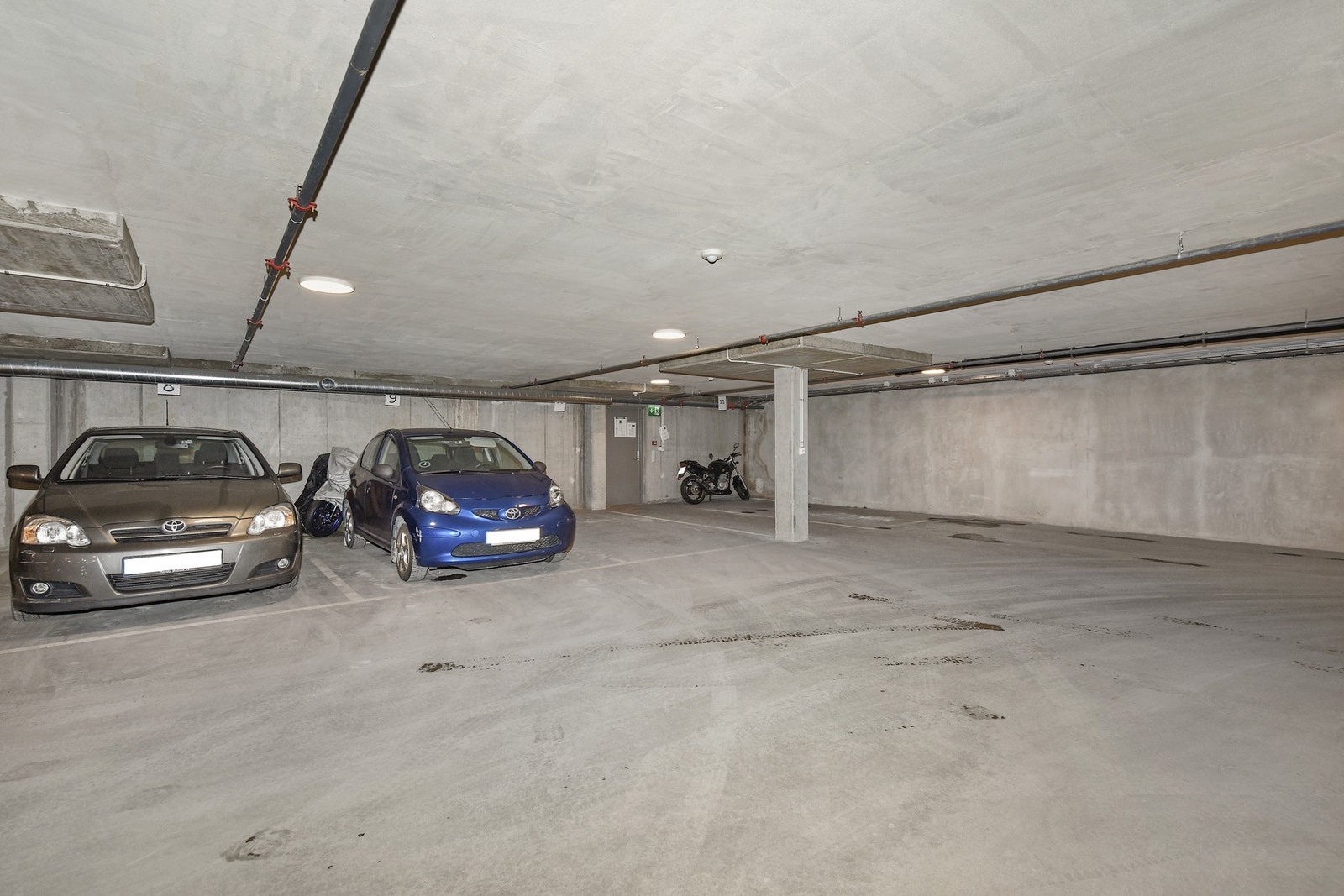 Parkeringsplassen har enkel adkomst, rett ved utgangsdøren, uten andre biloppstillingsplasser ved noen av sidene. Galleribilde