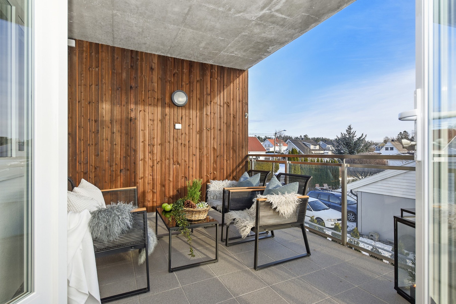 Da det kun tillates grilling ved bruk av gass eller elektrisk grill i sameiet er det utrolig praktisk med strømuttak montert på balkongen. Galleribilde