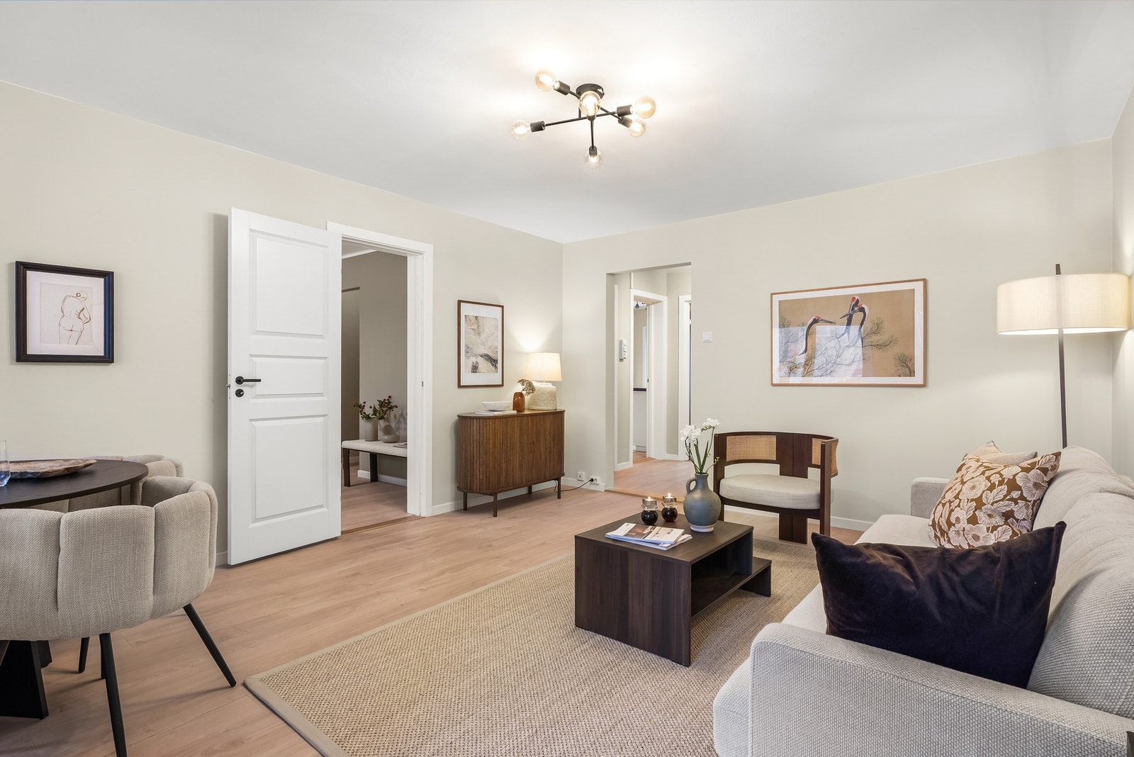 Leiligheten varmes opp med fjernvarmeanlegg via radiatorer Galleribilde