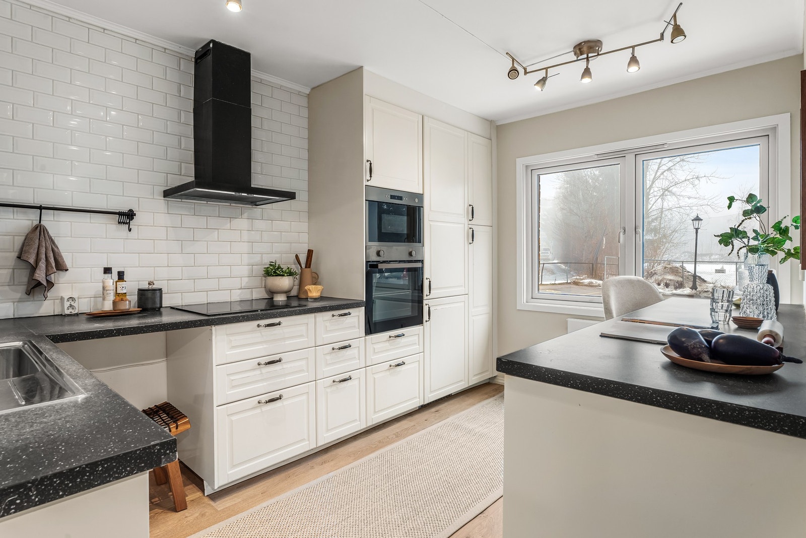 Kjøkkenet er praktisk og innholdsrikt med godt med skap- og benkeplass Galleribilde