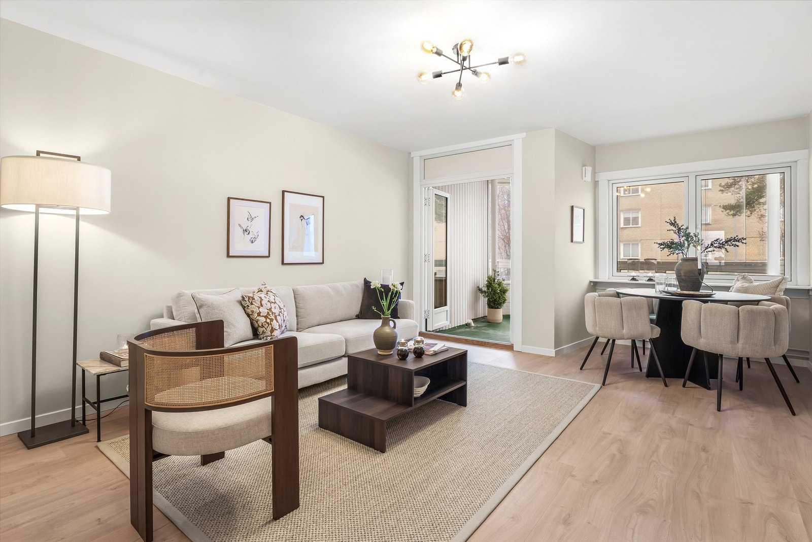 Stuen er lys og romslig med gode møbleringsmuligheter og plass til både sofagruppe og spisebord Galleribilde