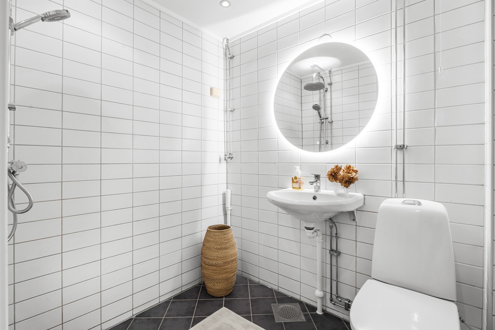 Badet er flislagt og ble pusset opp i 2005 i regi av borettslaget. Gulvet har elektriske varmekabler, og badet inneholder servant med speil og integrert belysning, toalett, dusjhjørne og opplegg for vaskemaskin. Badet har naturlig ventilasjon Galleribilde