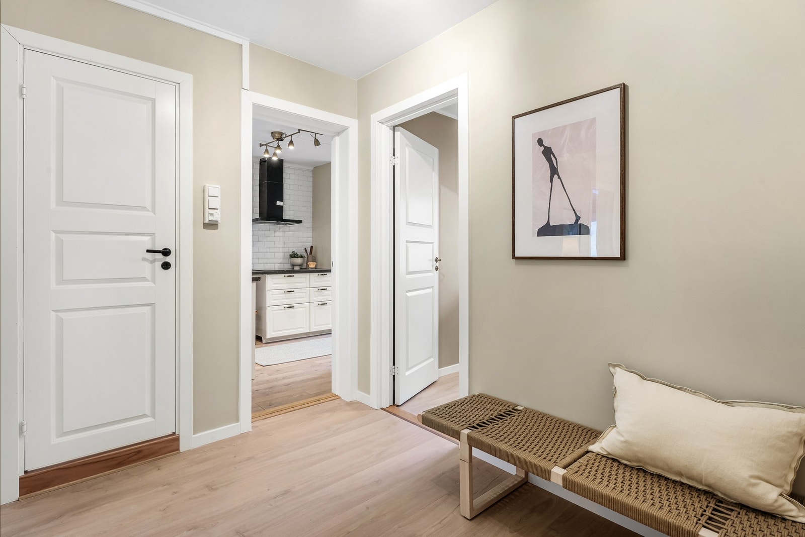 Fra entreen tar du deg inn til baderommet Galleribilde