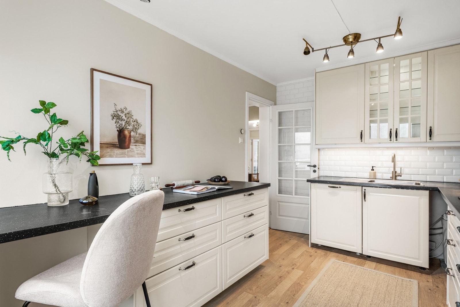 Innredningen har profilerte fronter, laminert benkeplate med nedfelt oppvaskkum og fliser over benk Galleribilde