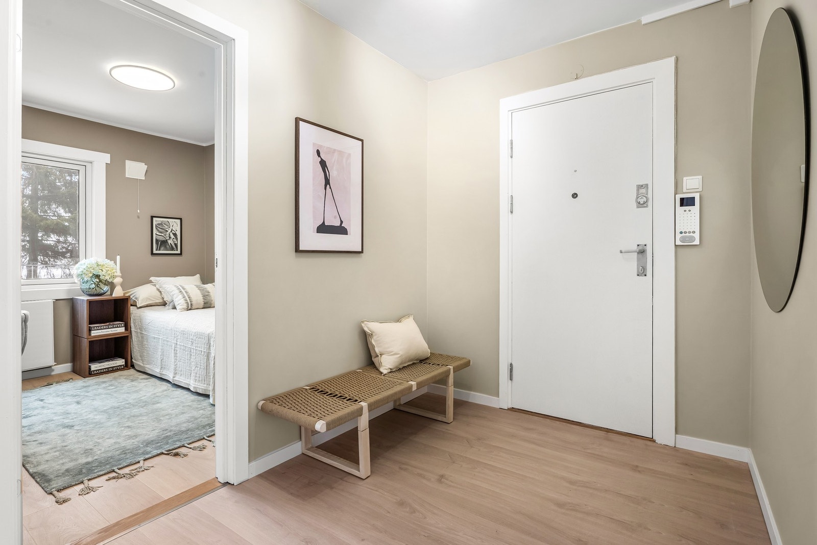 Entréen er praktisk utformet med plass til oppheng av yttertøy og oppbevaring av sko, og gir et godt førsteinntrykk av boligen Galleribilde