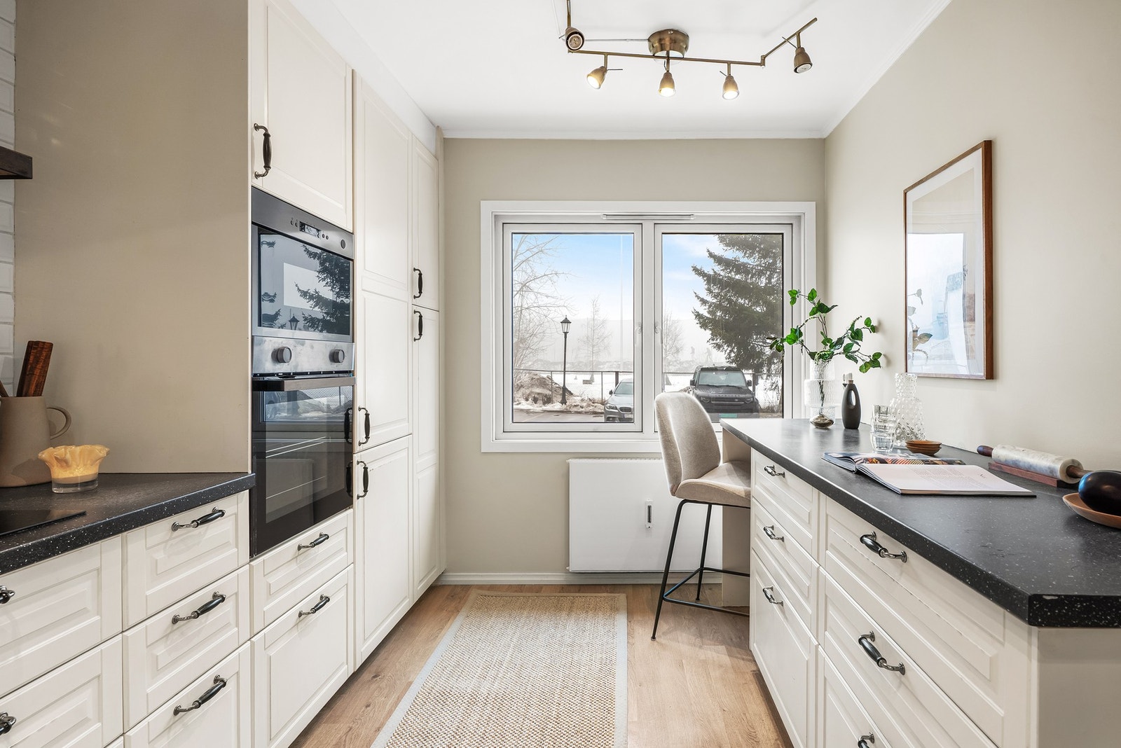 Kjøkkenet er utstyrt med ventilator med kullfilter samt integrerte hvitevarer som keramisk koketopp, stekeovn, oppvaskmaskin og kjøleskap med fryser Galleribilde