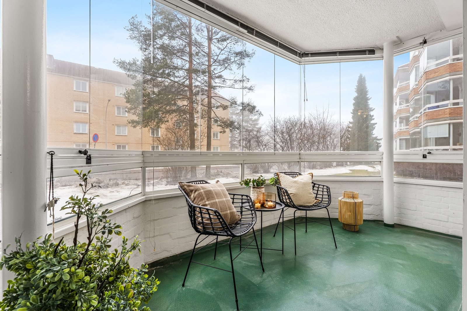 Fra stuen er det utgang til en romslig, innglasset balkong som fungerer som en fin forlengelse av oppholdsrommet Galleribilde