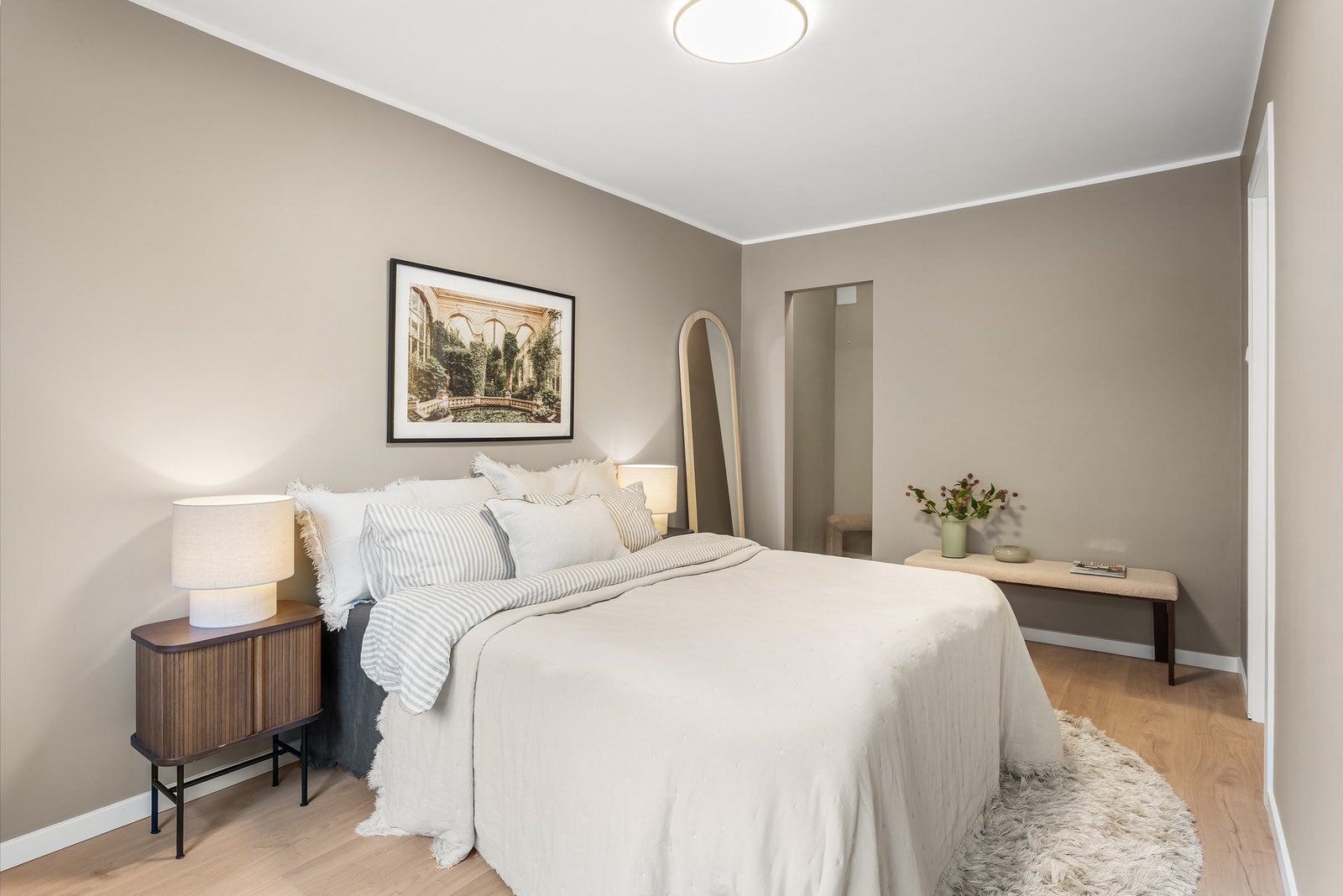 Hovedsoverommet har god plass til dobbeltseng og tilhørende møblement, og i tilknytning til rommet er det en praktisk bod med gode oppbevaringsmuligheter Galleribilde