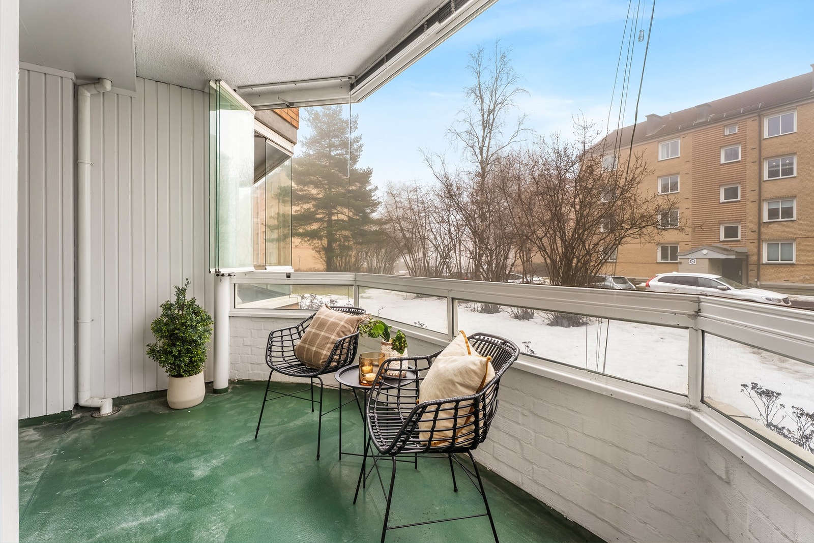 Balkongen er på ca. 8,5 kvm med god plass til sittegruppe. Skyvevinduer med enkelt glass gjør den godt skjermet og anvendelig store deler av året Galleribilde