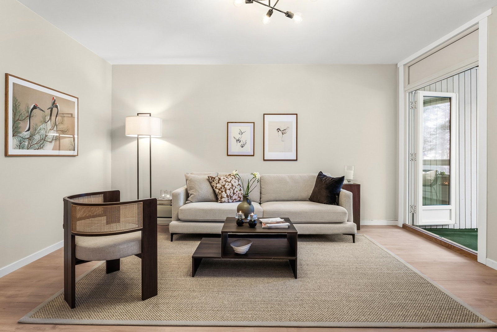 Store vindusflater slipper inn rikelig med naturlig lys og bidrar til en luftig romfølelse Galleribilde