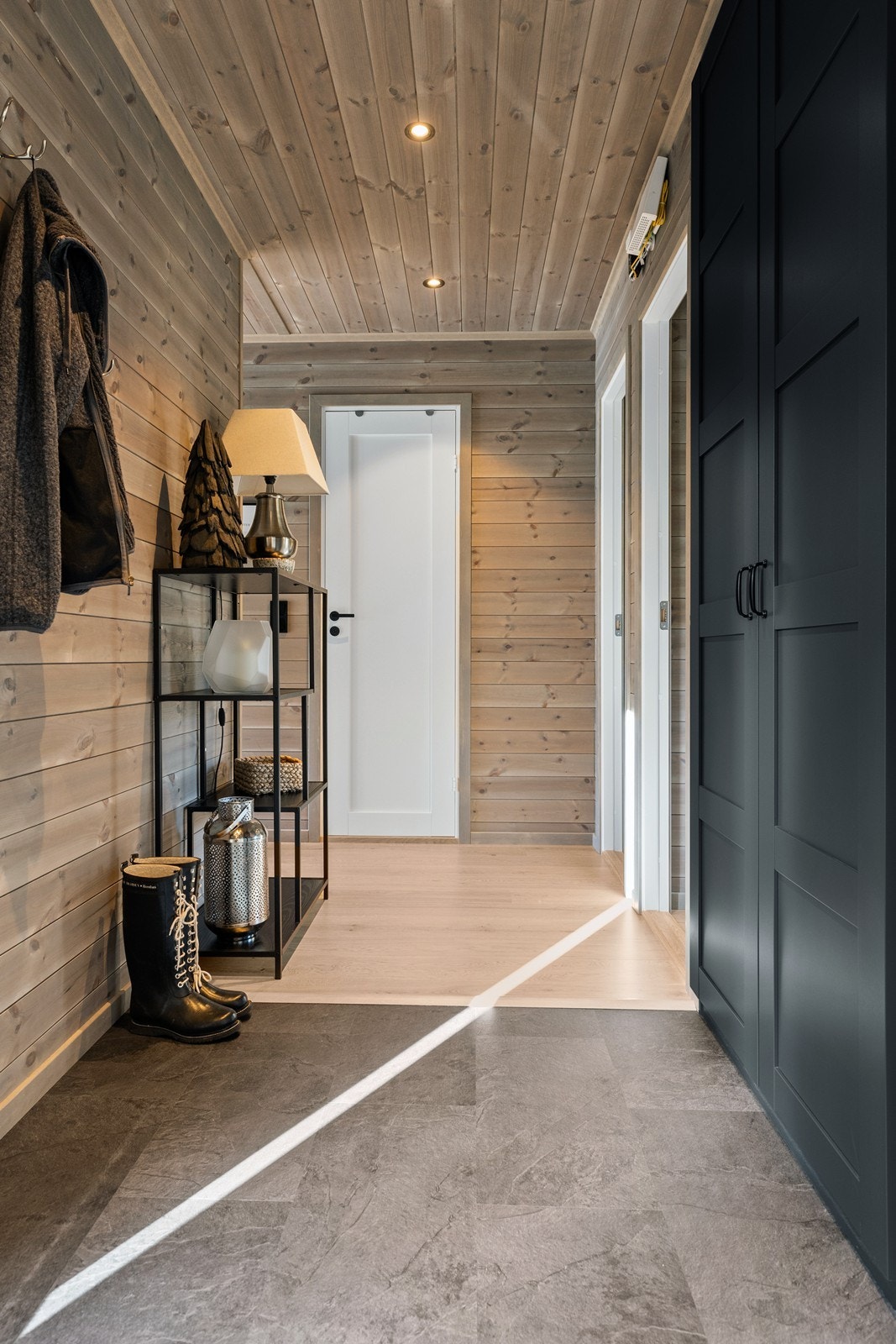 I entré er det satt inn garderobeløsning for oppbevaring av yttertøy Galleribilde