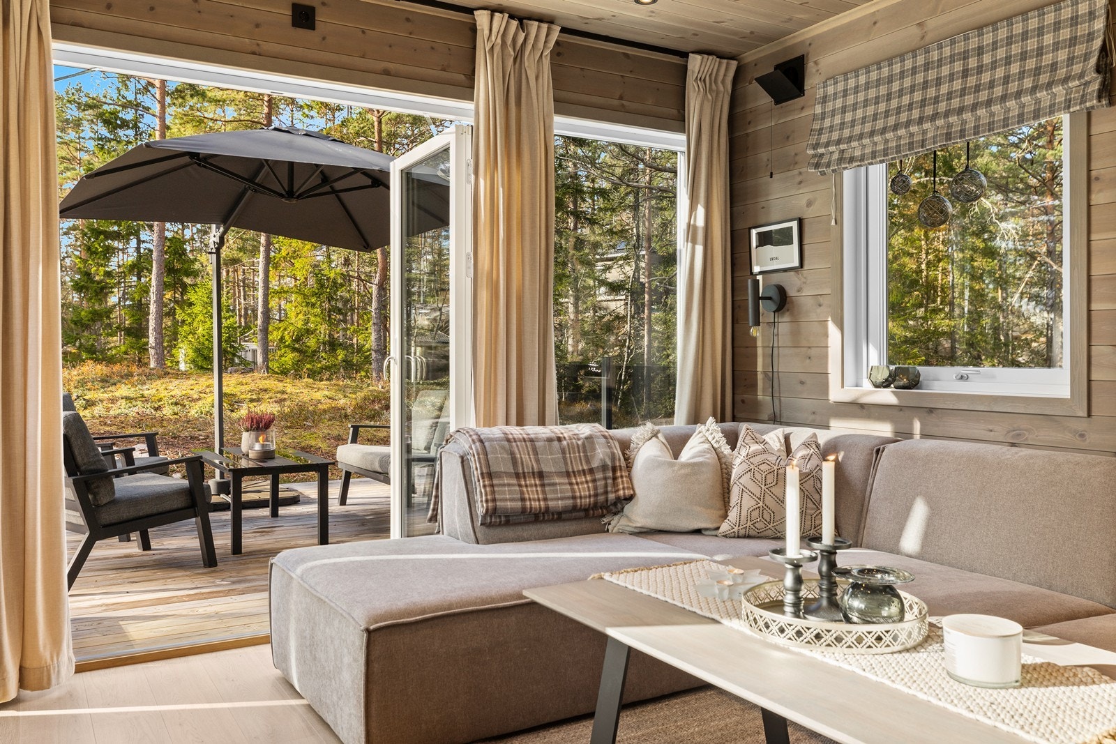 I stuen er det også dobbeltfløyet verandadør til den vestvendte terrassen Galleribilde