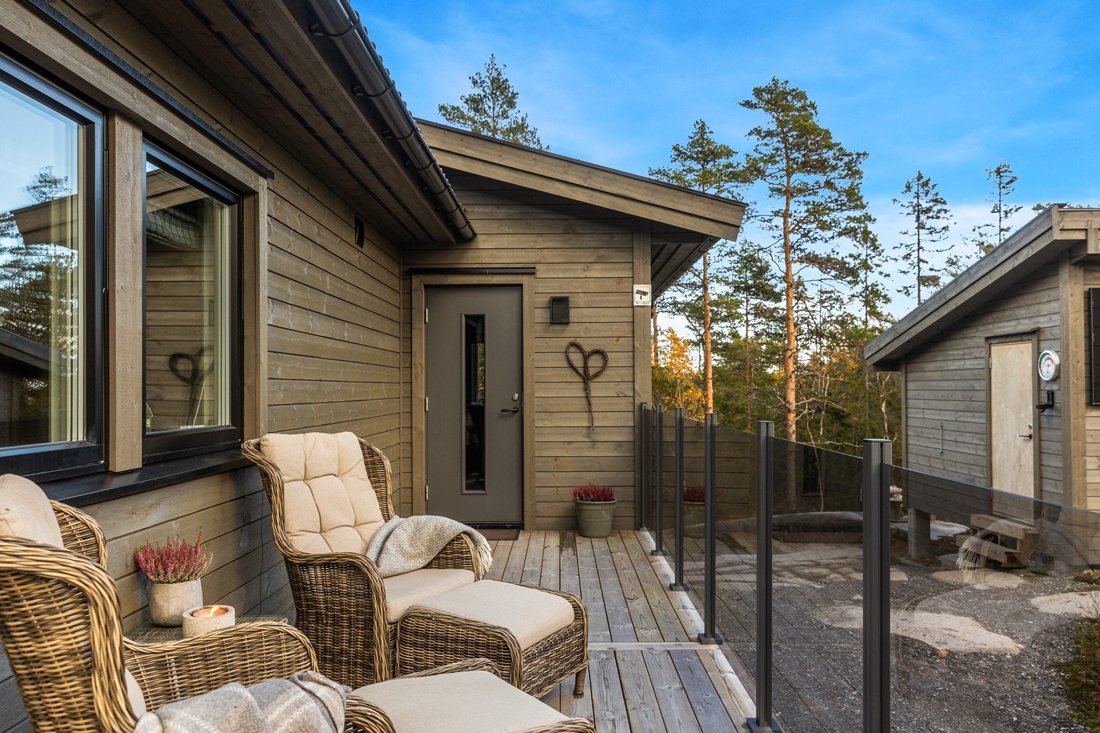 På den ene siden av terrassen er det rekkverk i glass Galleribilde