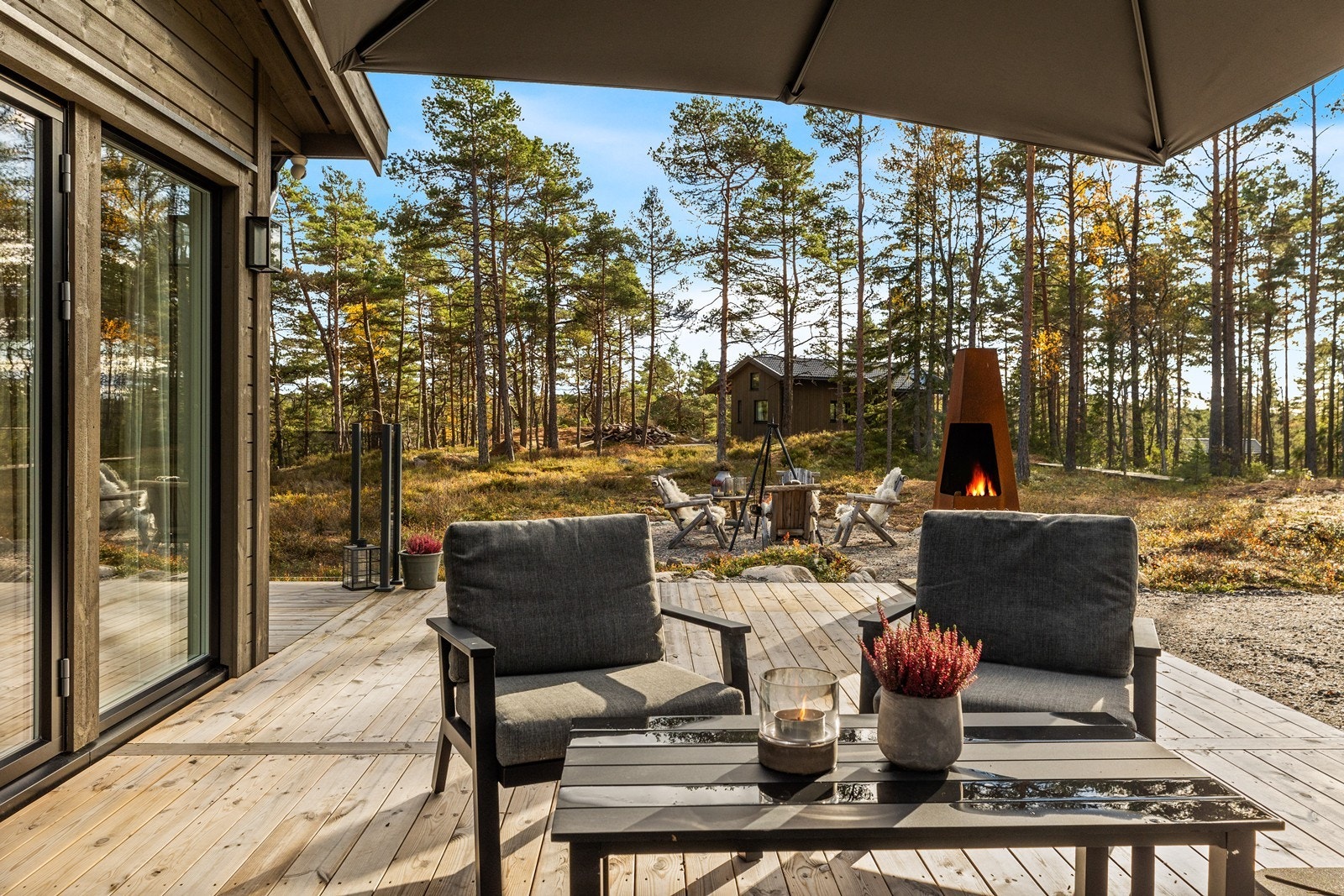Hytta har sydvestvendt terrasse på ca. 40
m² Galleribilde