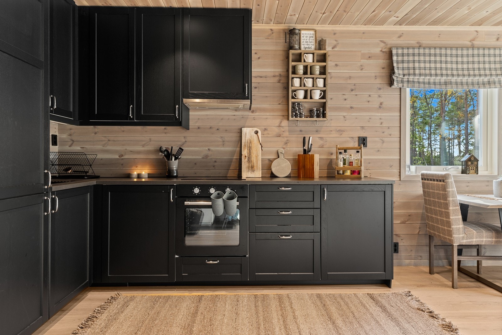 Det er integrert kombiskap, stekeovn og platetopp. Det er også mekanisk ventilator med avtrekk ut Galleribilde