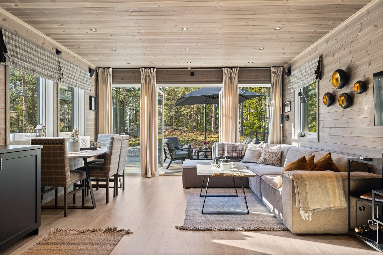 Stuen har store vindusflater mot sydvest som gir rikelig med naturlig lys Galleribilde