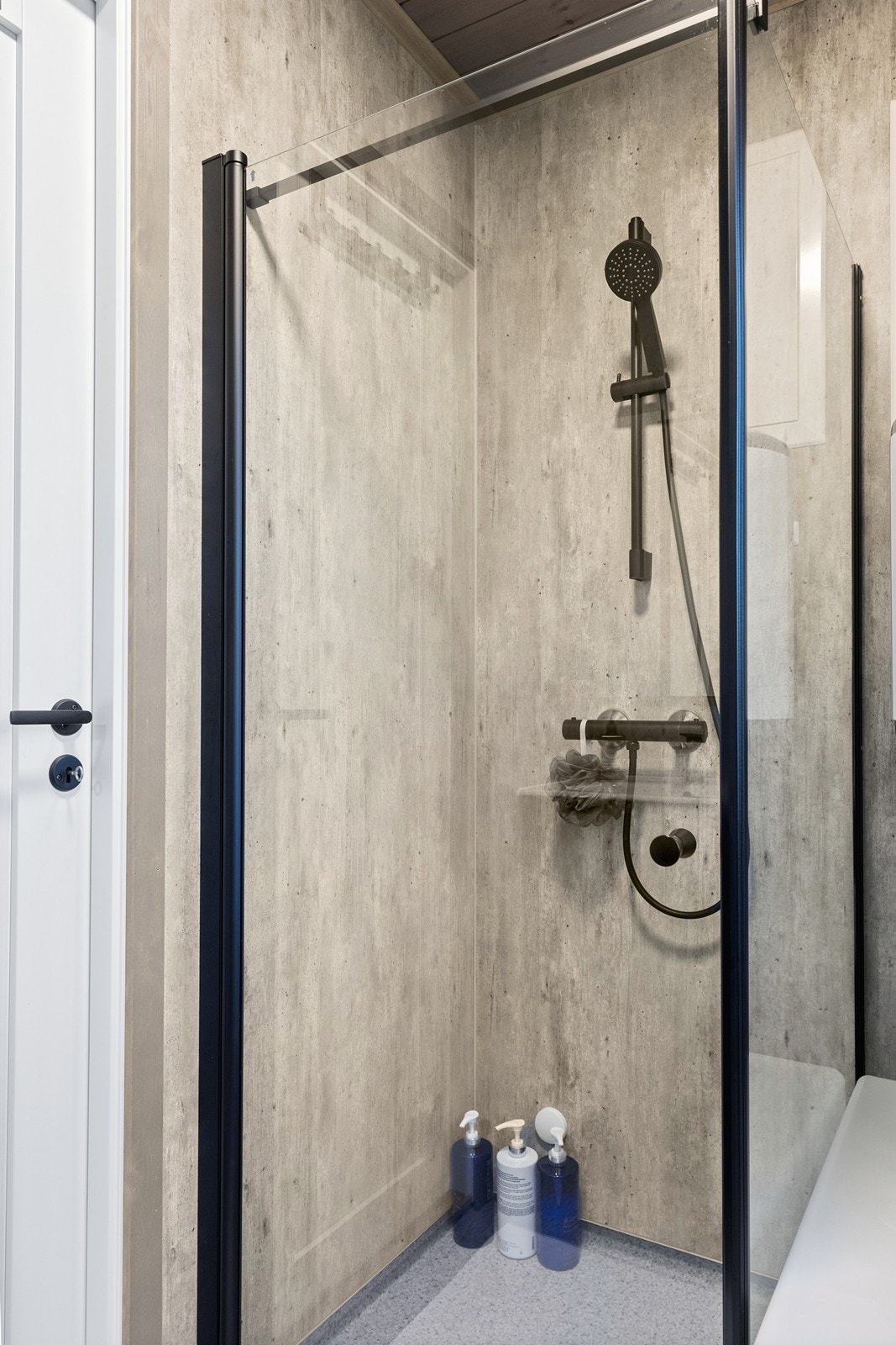 Rommet er innredet med servantinnredning med skuffer og speil, gulvmontert toalett av type Separett med elektrisk utlufting, samt dusjhjørne med glassdør Galleribilde