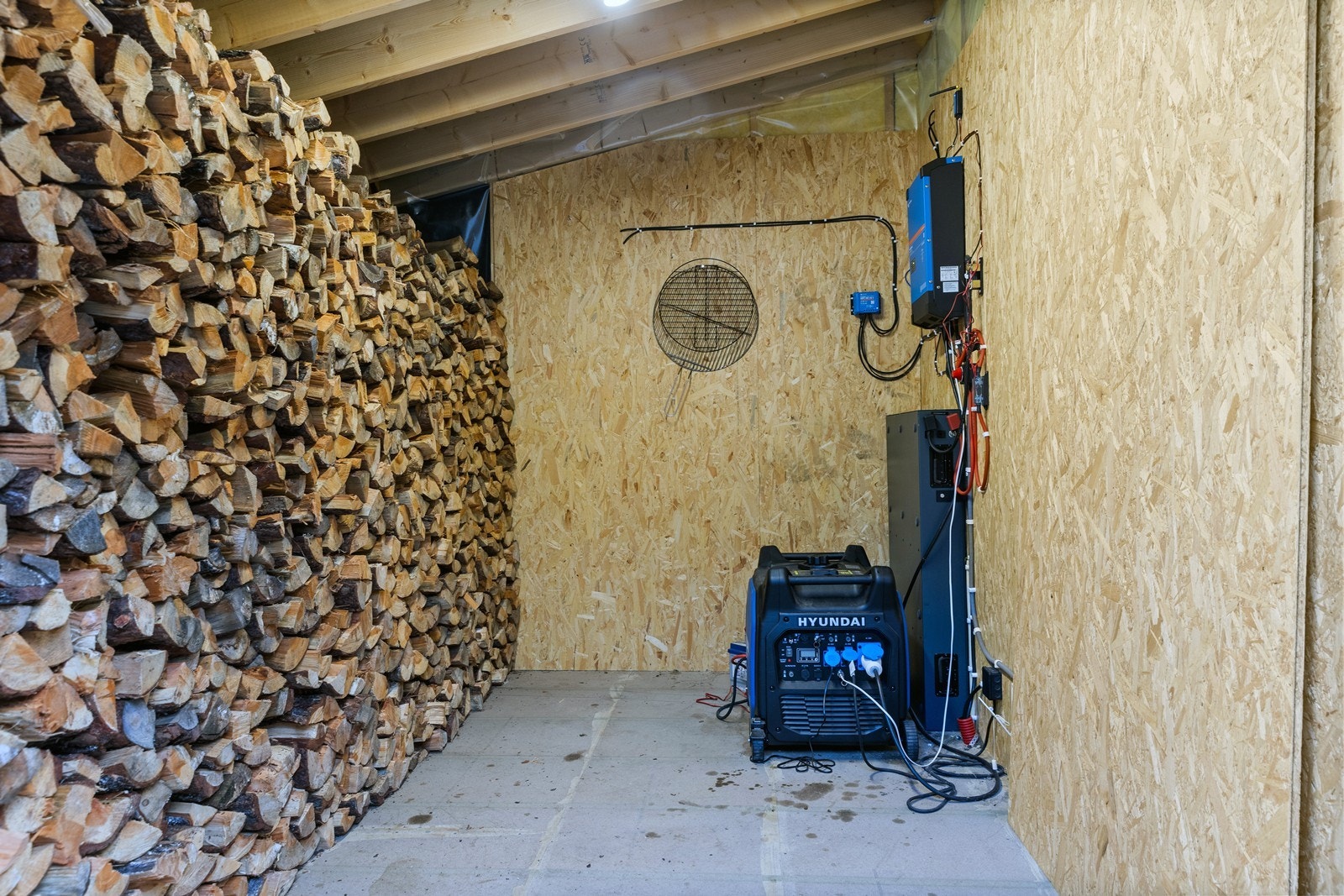 Boden er uisolert og kan benyttes til oppbevaring og tekniske installasjoner Galleribilde