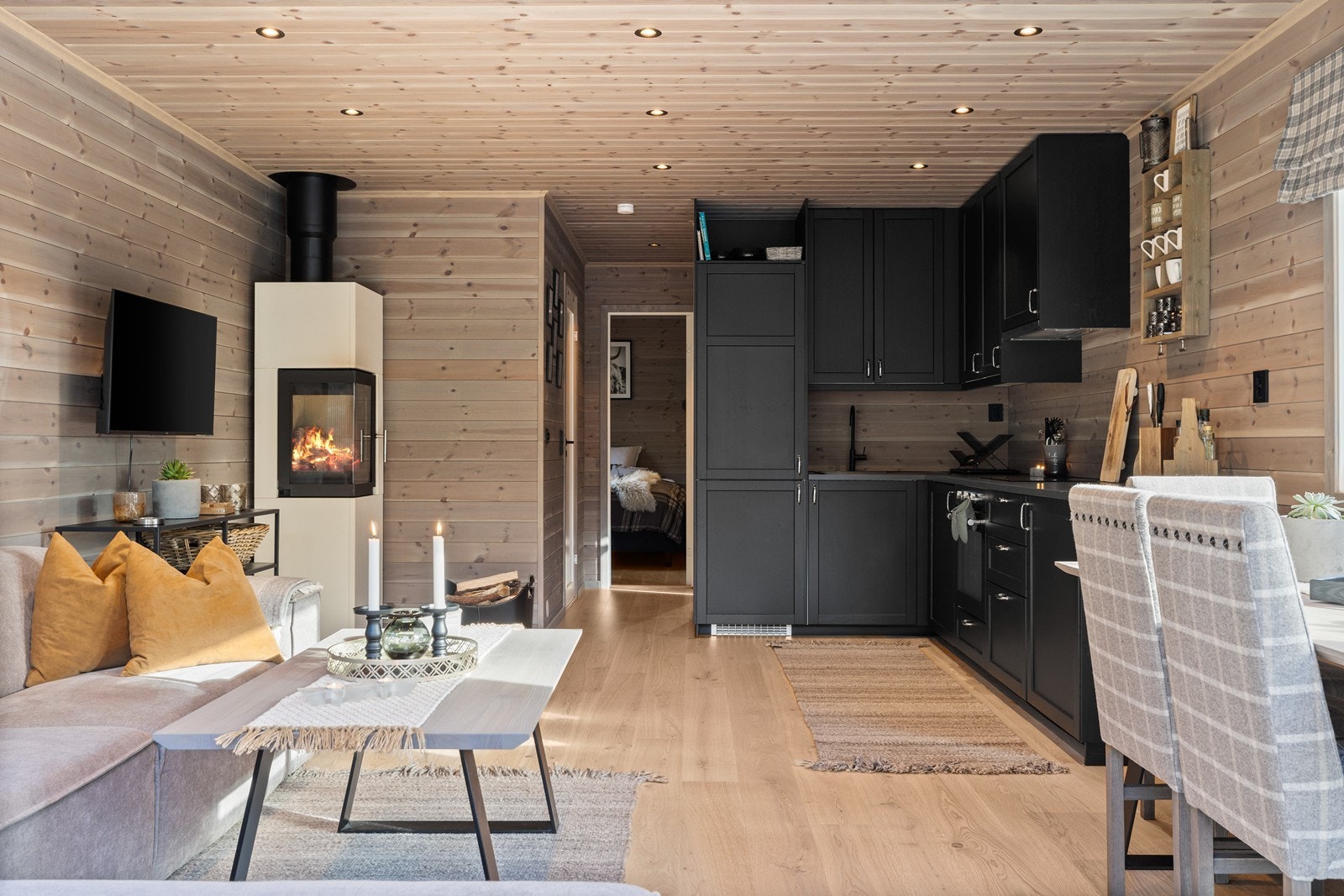 Kjøkkenet ligger i åpen løsning med stuen Galleribilde