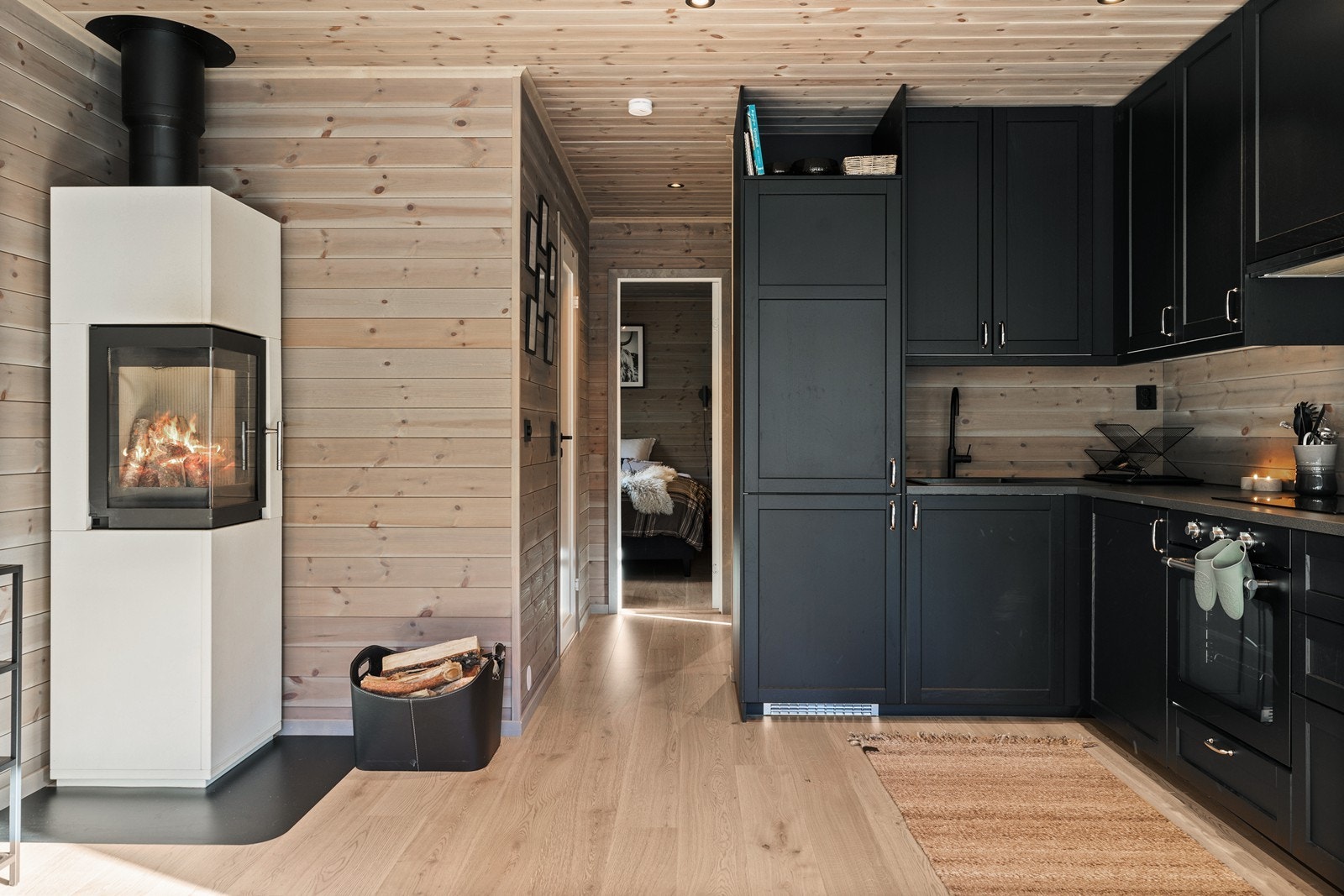 Kjøkkenet har en profilerte fronter og laminat benkeplate Galleribilde