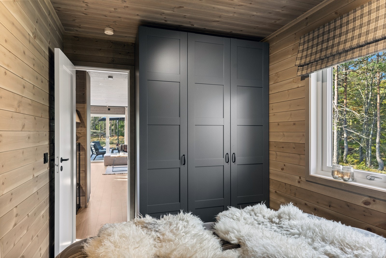 På soverom 1 er det satt inn garderobeløsning Galleribilde