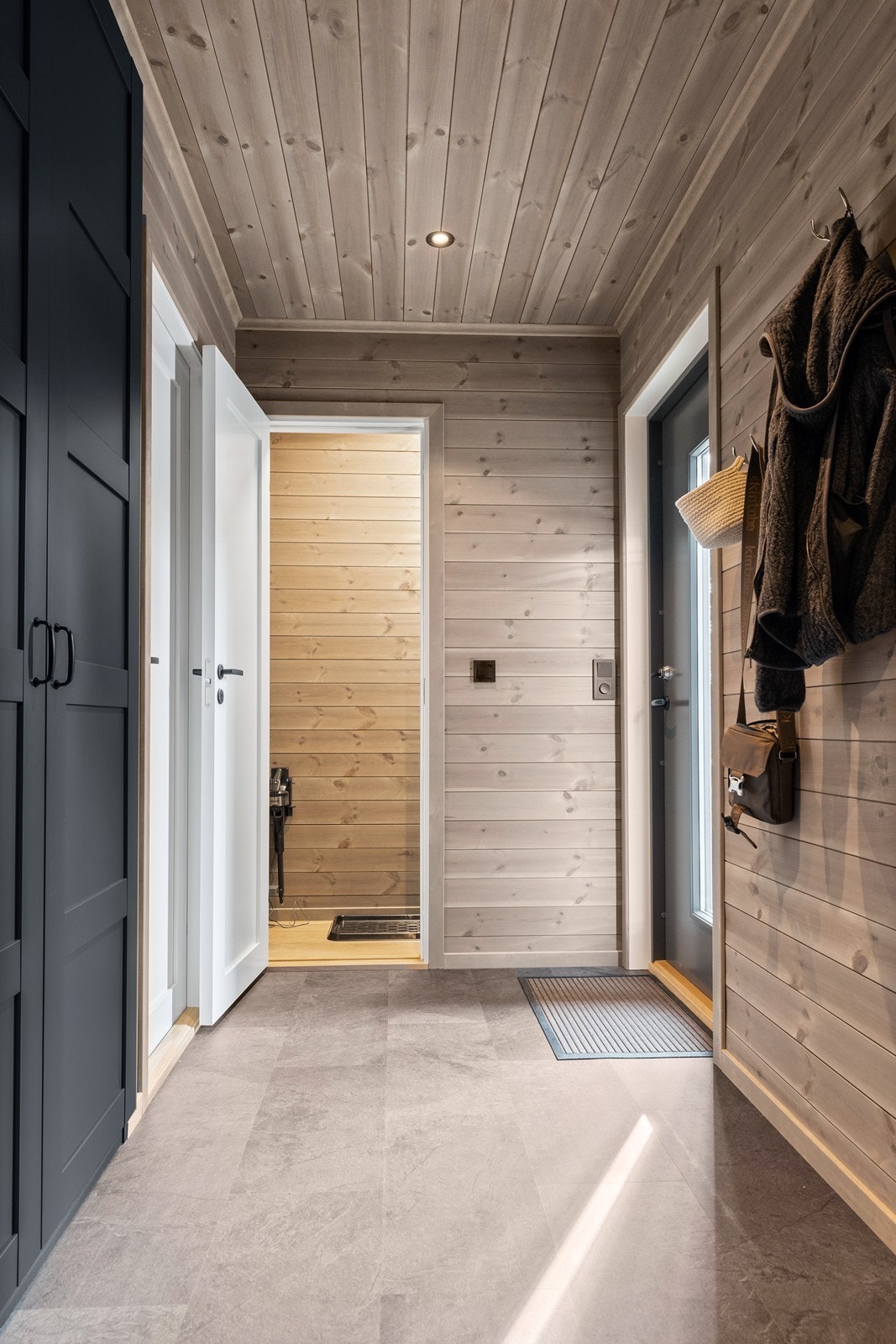 Hytta har en romslig entré Galleribilde