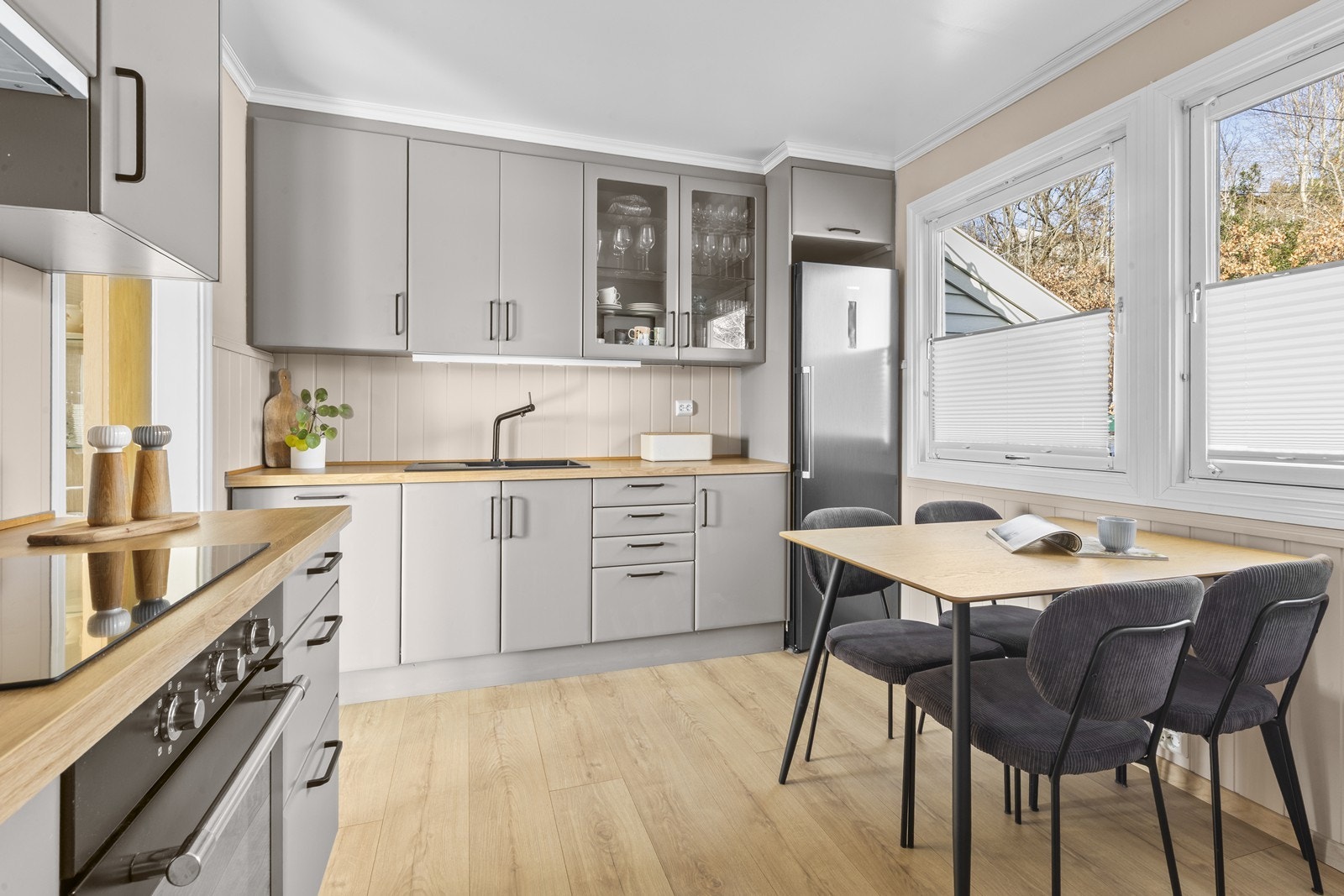 Kjøkkenet byr på en tidløs utforming. Koketopp, stekeovn og oppvaskmaskin er integrert Galleribilde