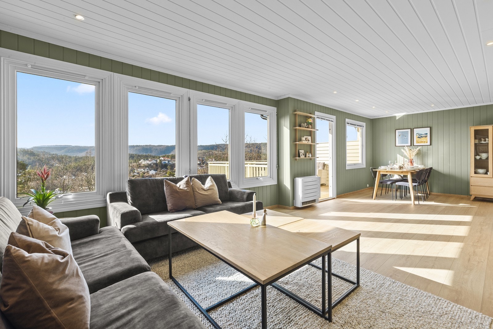 Stuen har en lun atmosfære og utgang til solrik veranda Galleribilde