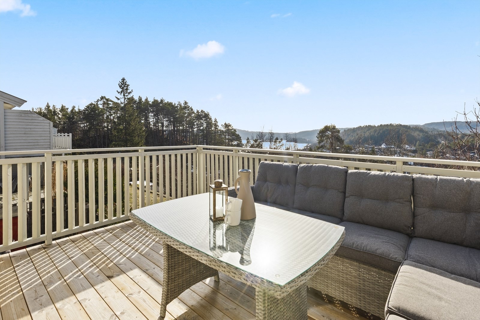 Her er det usjenert, solrikt og fin utsikt Galleribilde