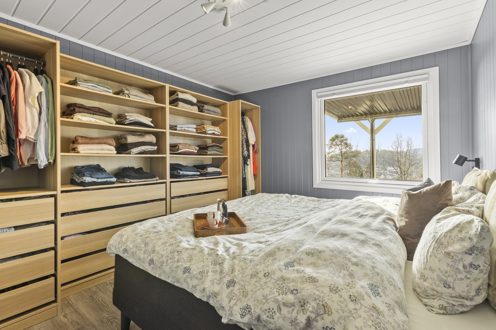 Romslig soverom(1 av 3) med god plass til dobbeltseng og stor garderobeløsning Galleribilde