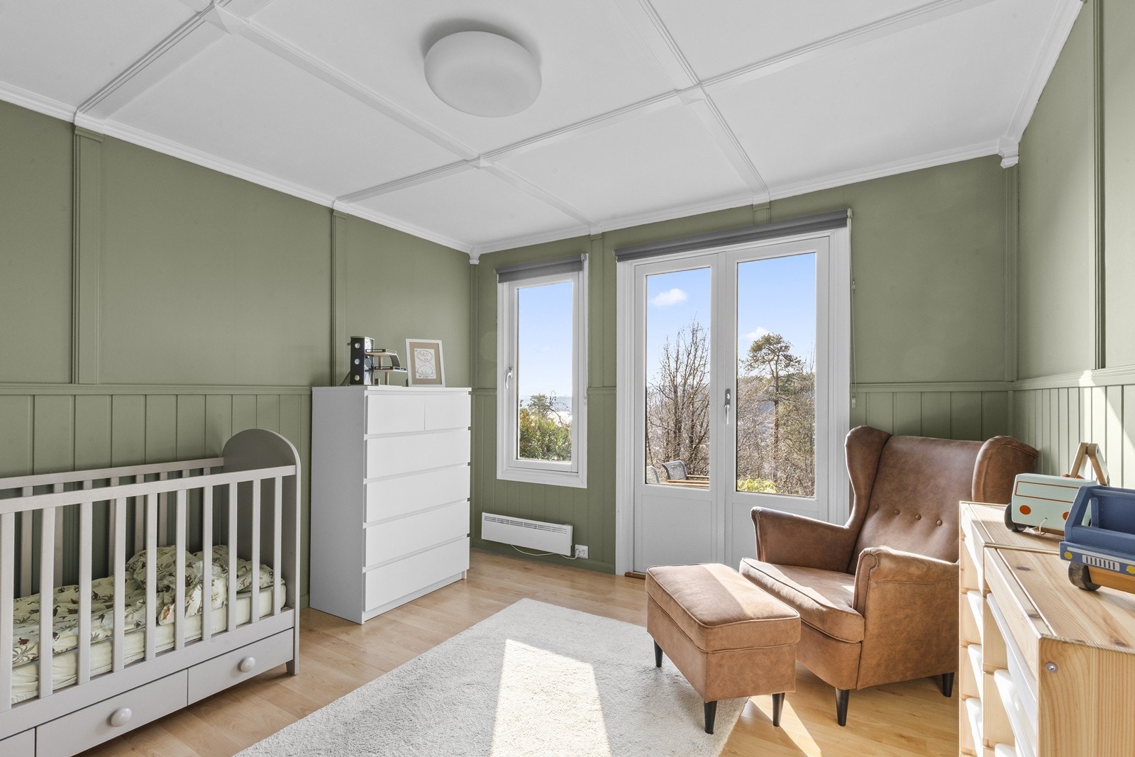 Soverom (nr. 2 av 3) er også av god størrelse. Her er det god plass til seng, skrivebord og garderobe. Utgang til terrasse og hagen Galleribilde